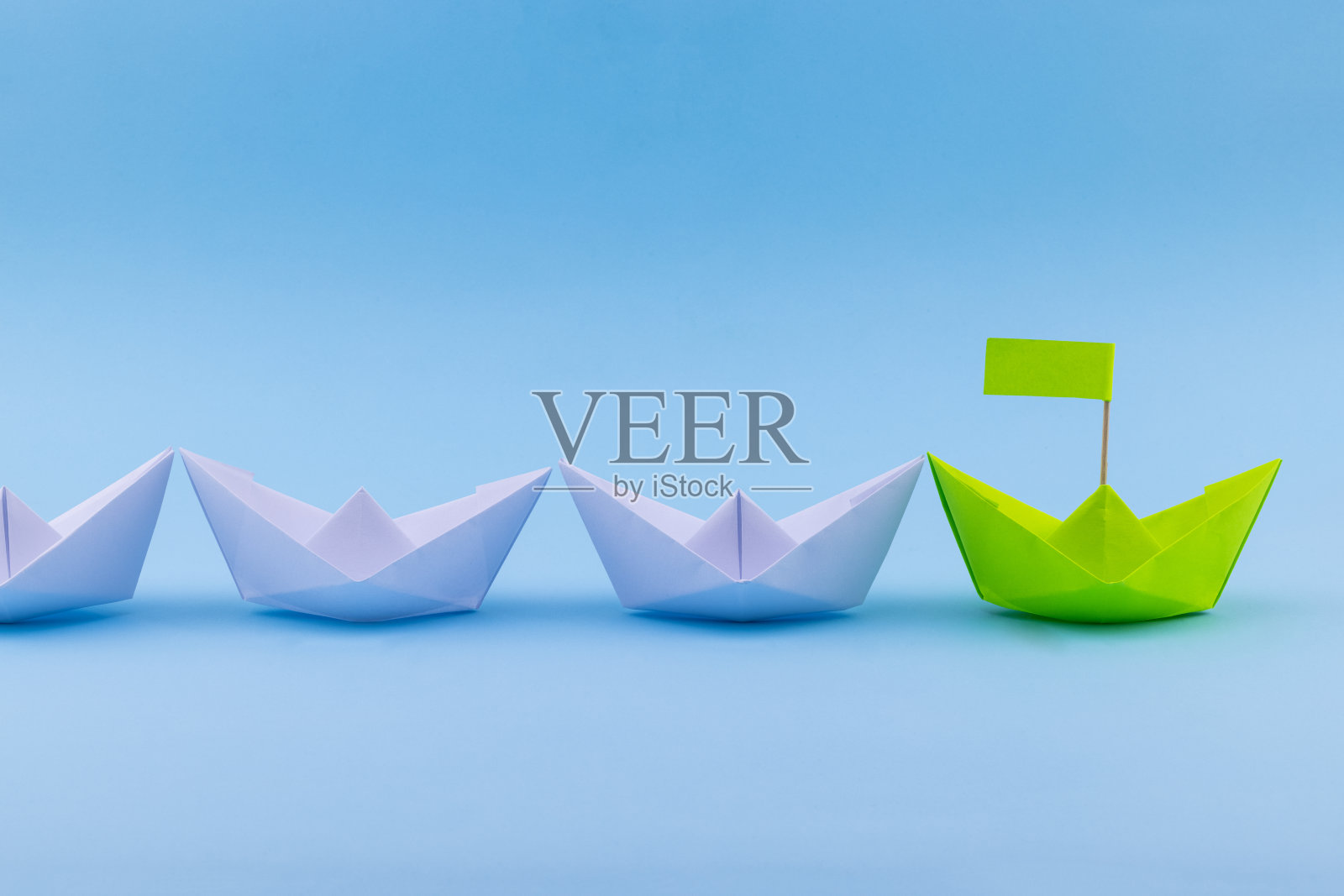 红纸船领导一个小的白色船的舰队-领导船的概念照片摄影图片