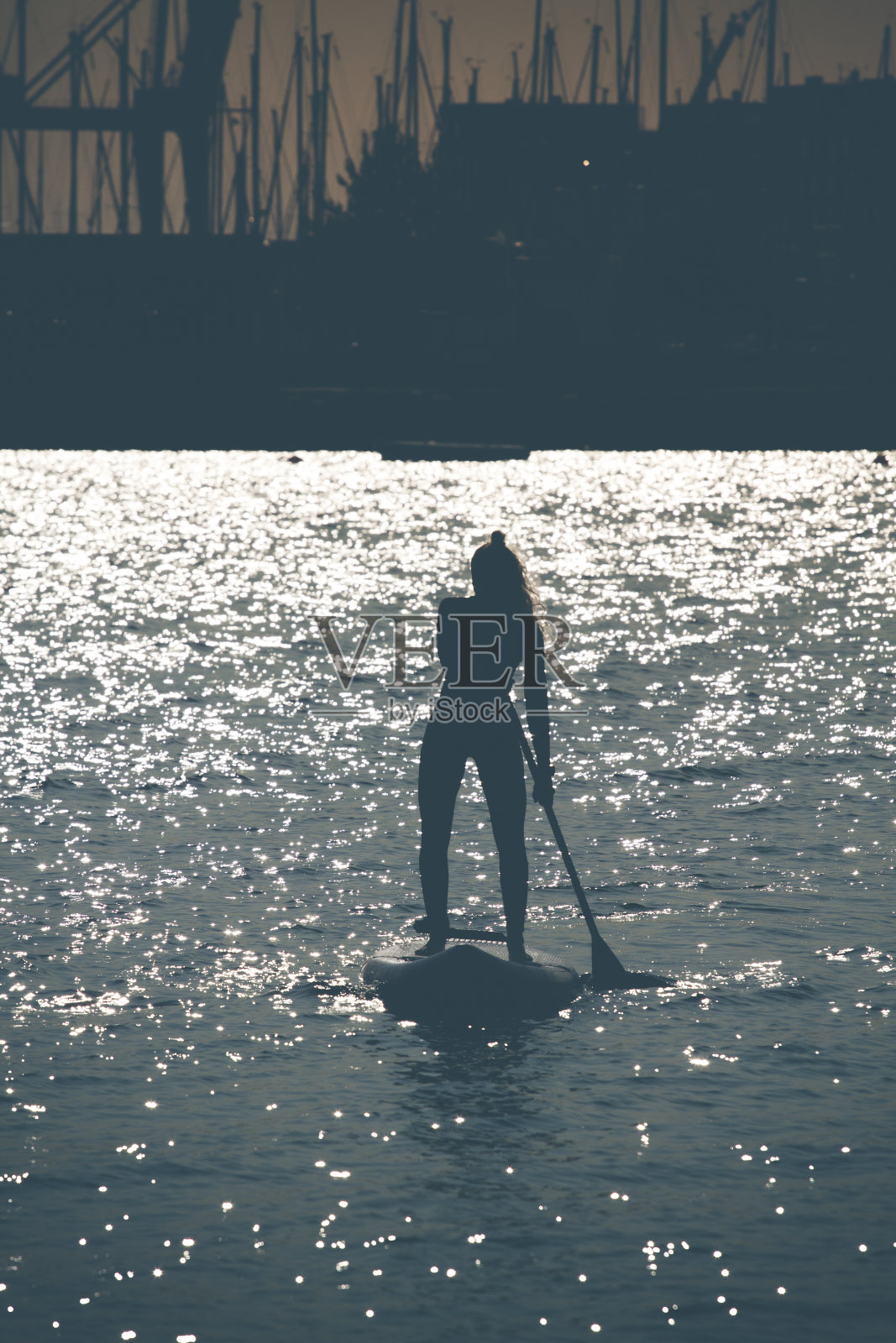 女性SUP桨板在海洋中照片摄影图片