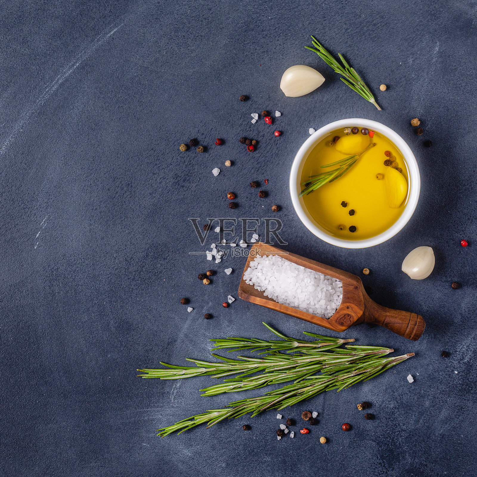 香草和调味品在黑色的石头背景照片摄影图片
