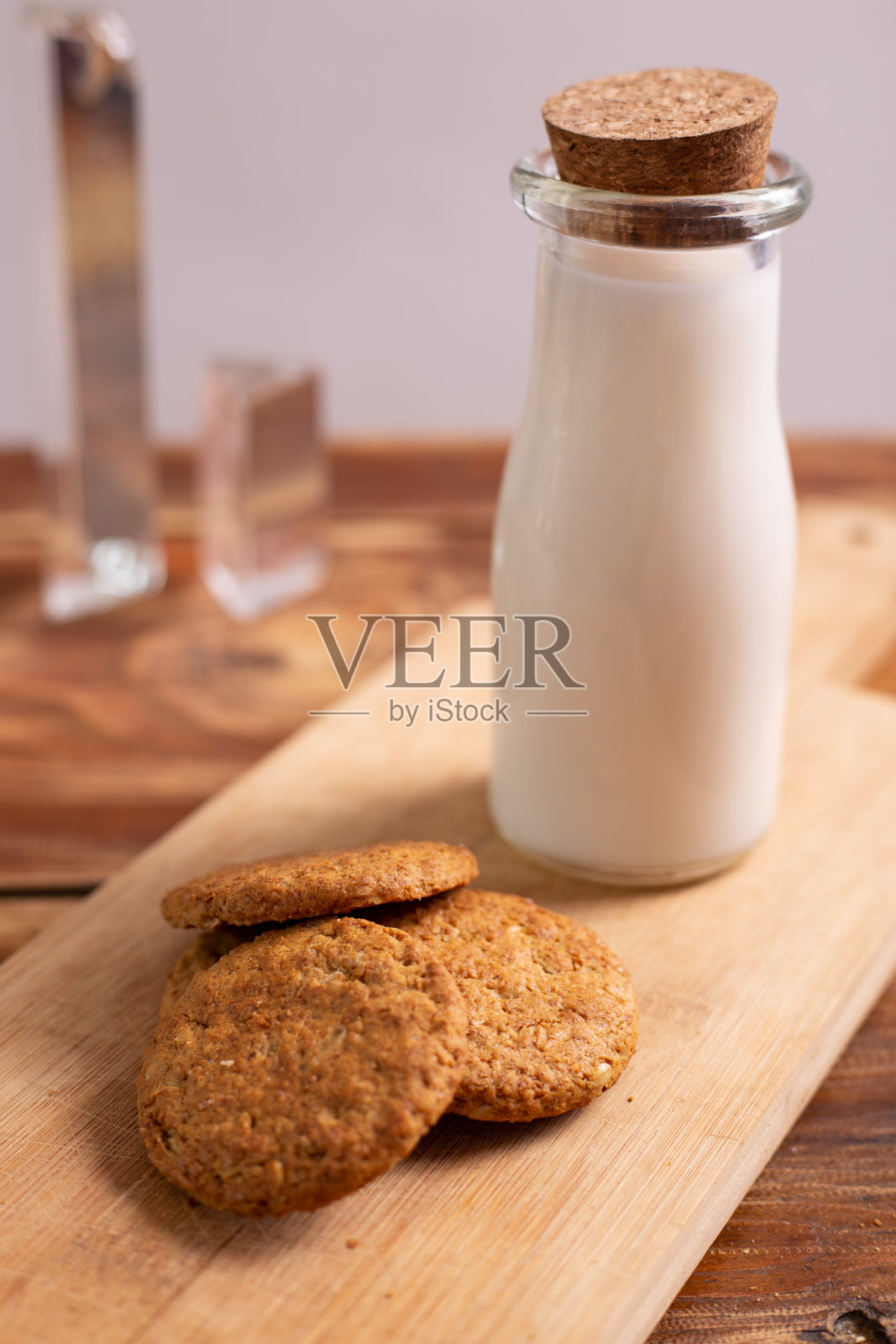 早餐配牛奶和全麦饼干。健康的零食和早餐。照片摄影图片