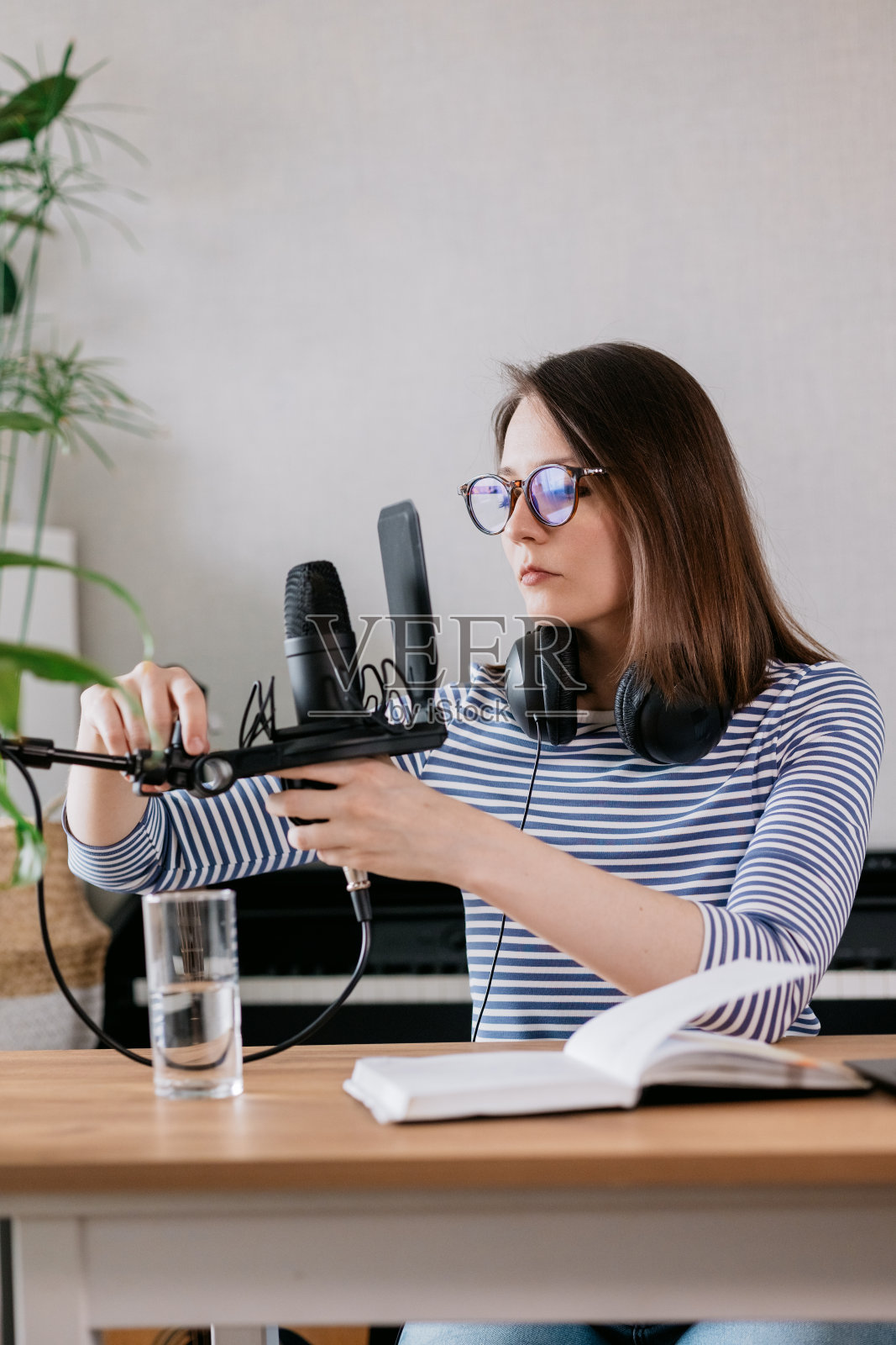 在录音棚录制播客或音频内容的欧洲女性。现代生活的新职业照片摄影图片