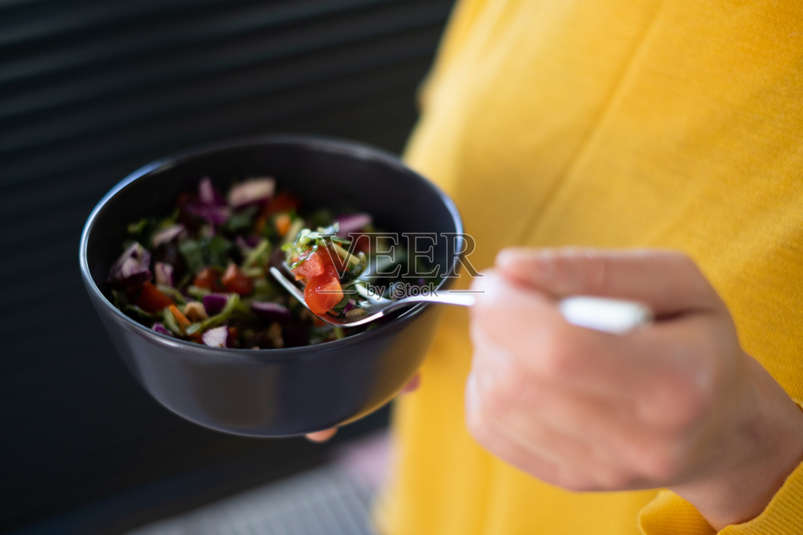 吃健康的沙拉照片摄影图片