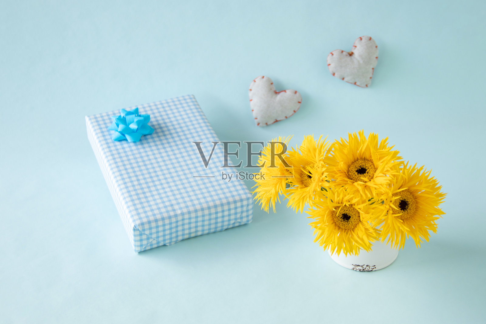 黄色的非洲菊,礼物和心照片摄影图片