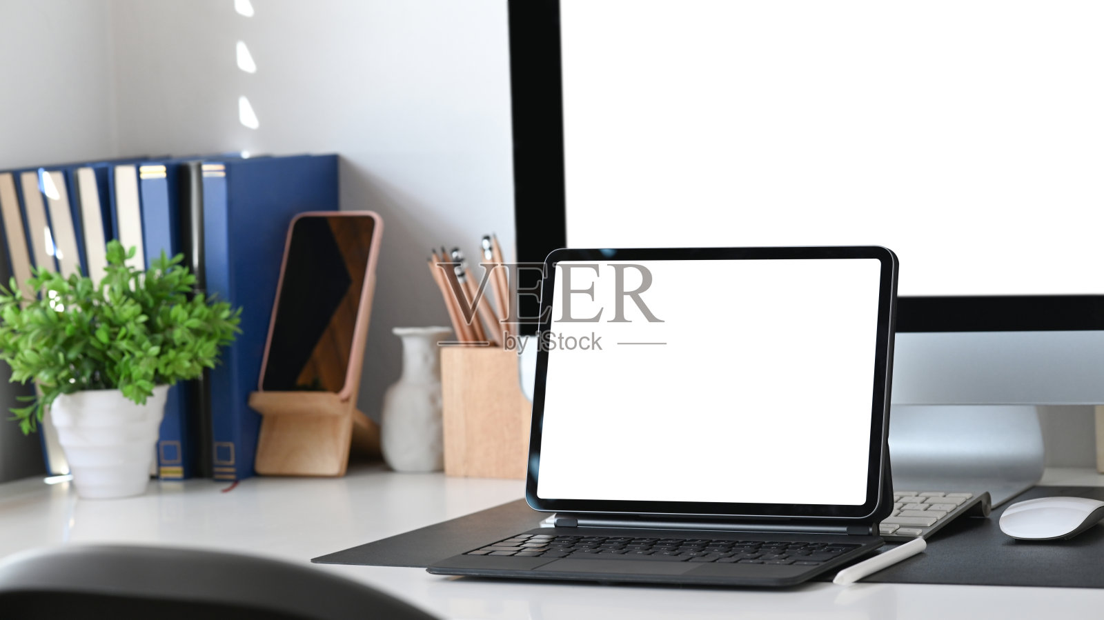 黑屏平板电脑,办公桌上办公用品。照片摄影图片