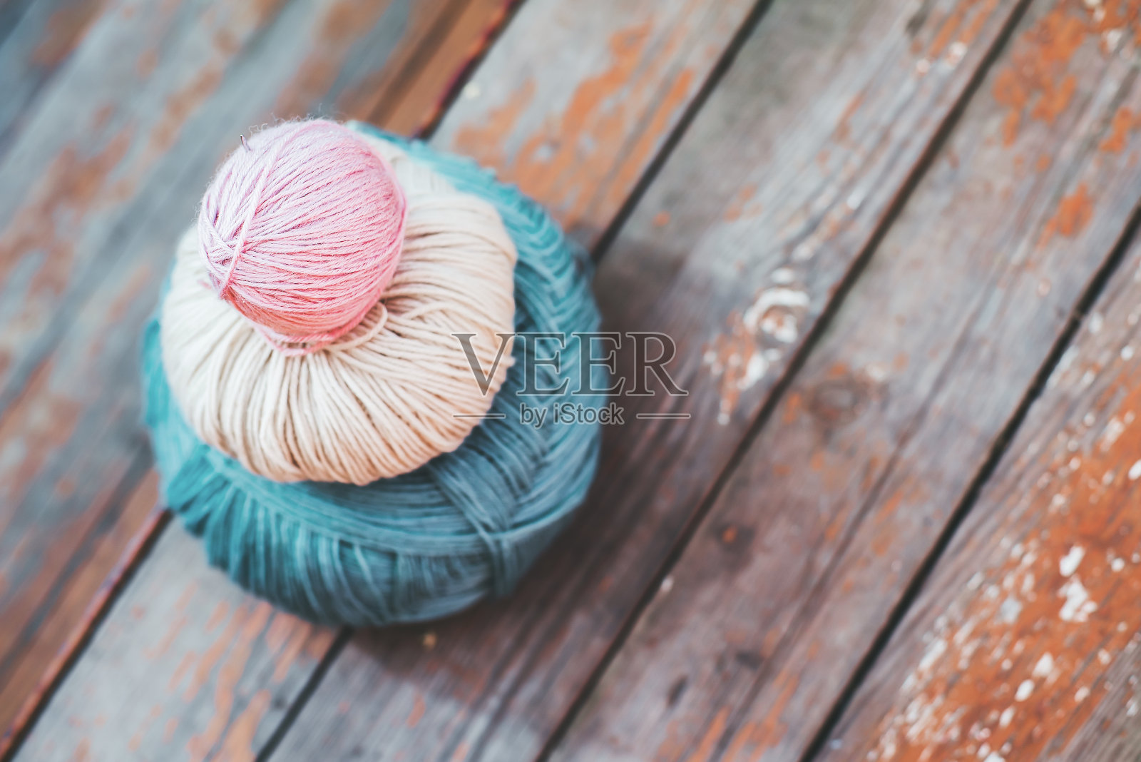 女人的爱好。3束纱线和编织针在木制背景上。照片摄影图片