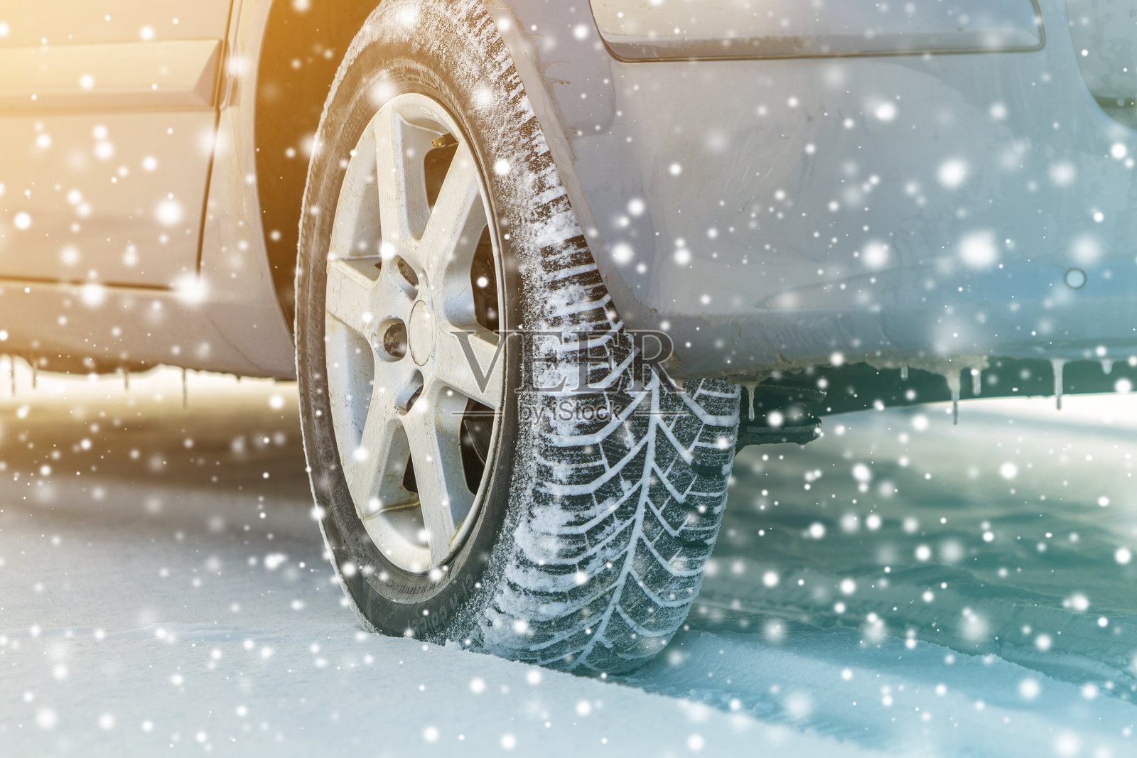 汽车车轮的特写,橡胶轮胎在深深的冬天的雪。交通安全理念。照片摄影图片
