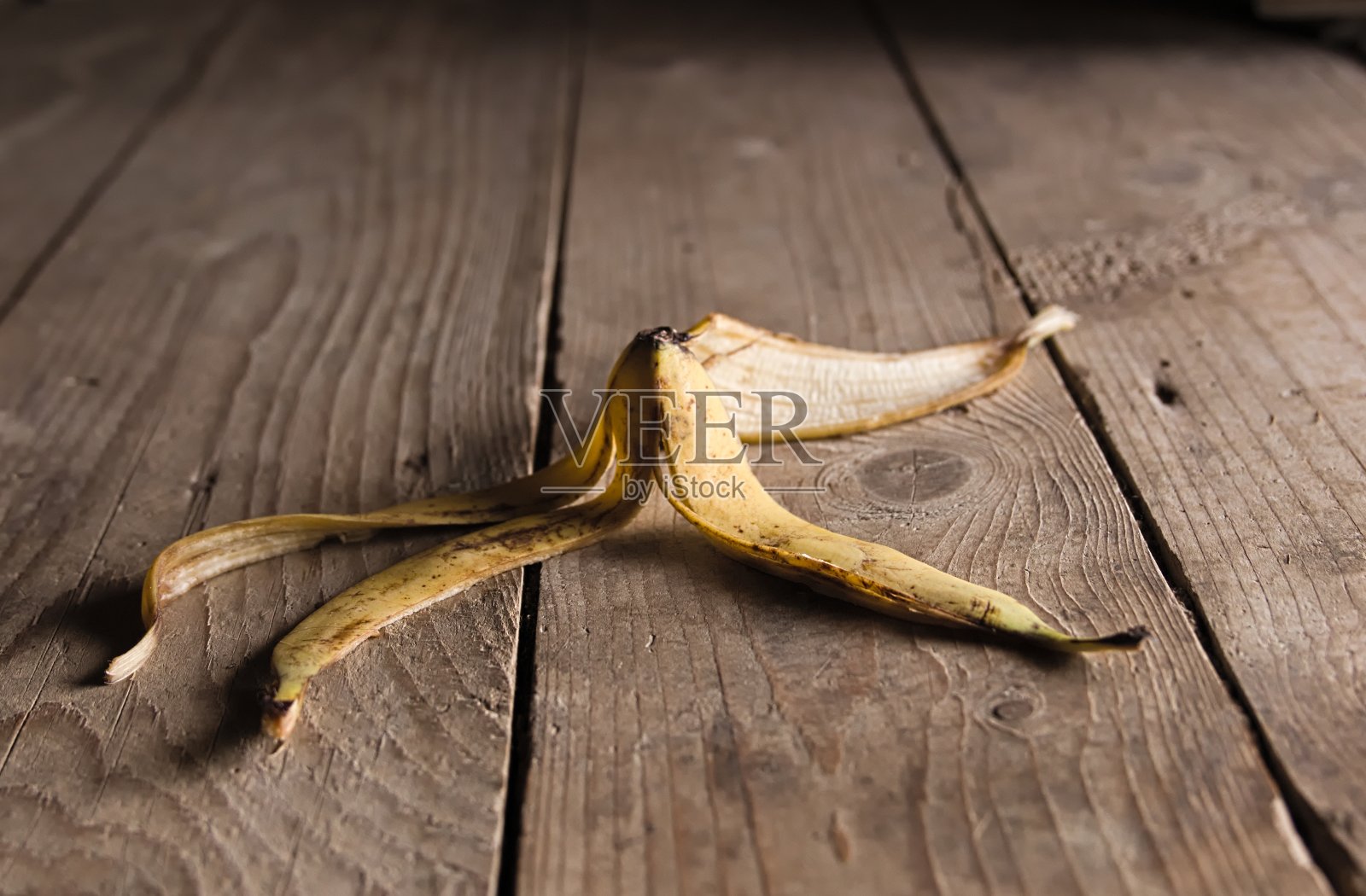 木地板上的香蕉皮照片摄影图片