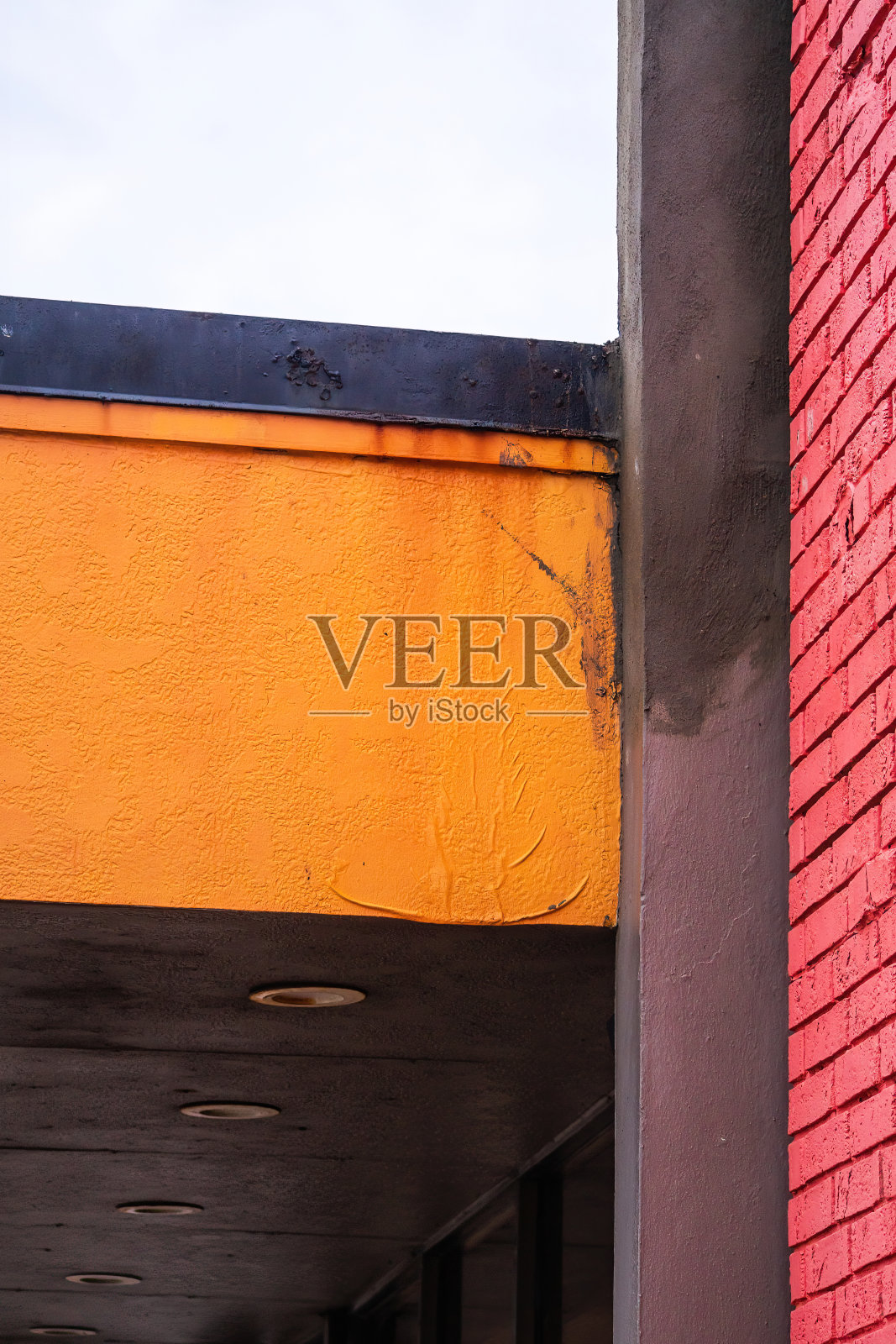 夕阳下的棕榈树剪影,映衬着缤纷的夕阳天空照片摄影图片