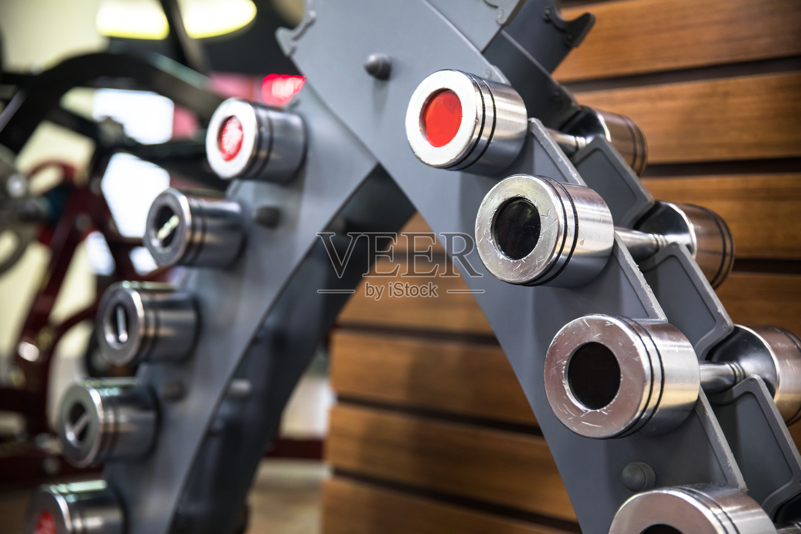 站在哑铃照片摄影图片