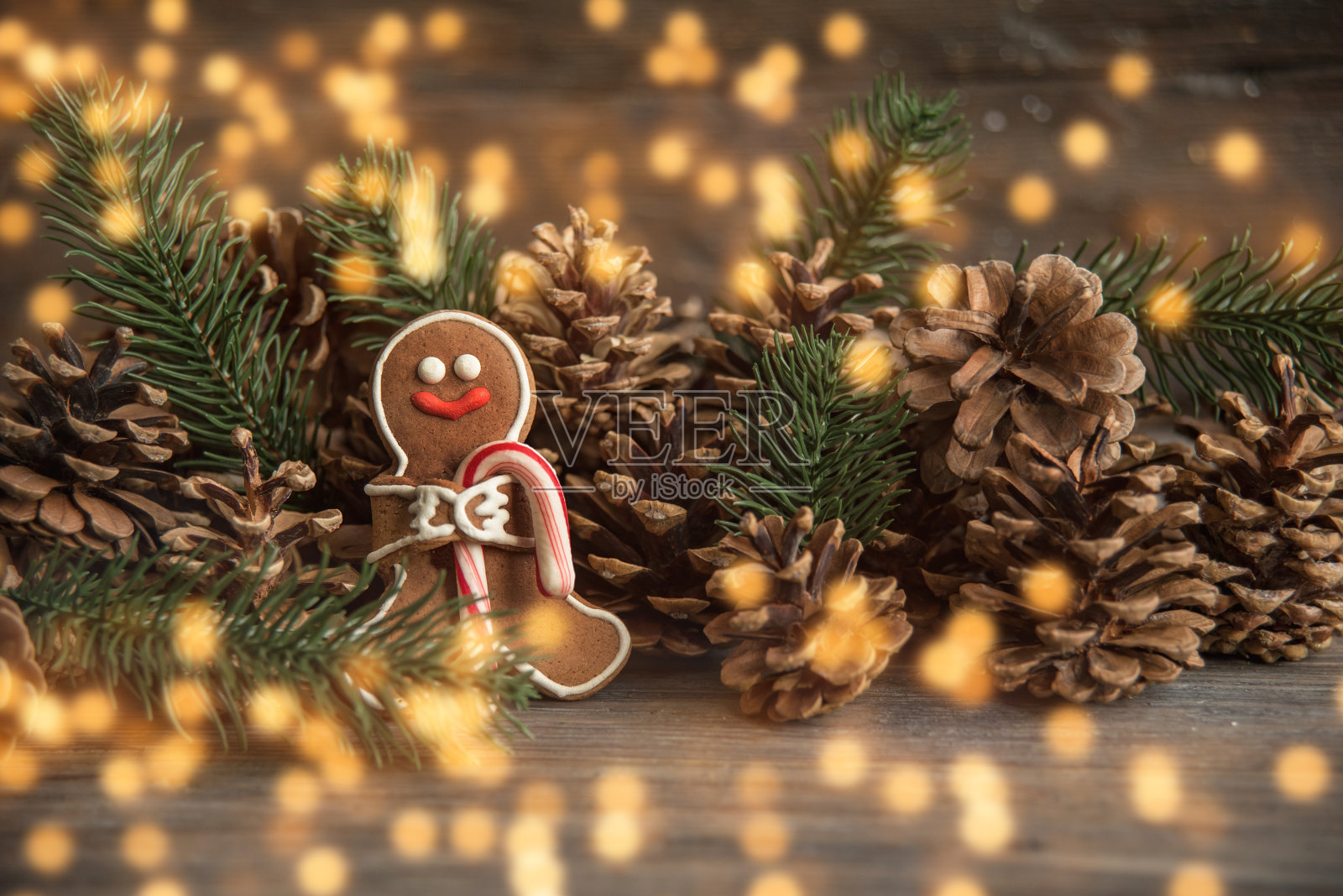 姜饼人躺在木头背景上。圣诞或新年作文。照片摄影图片