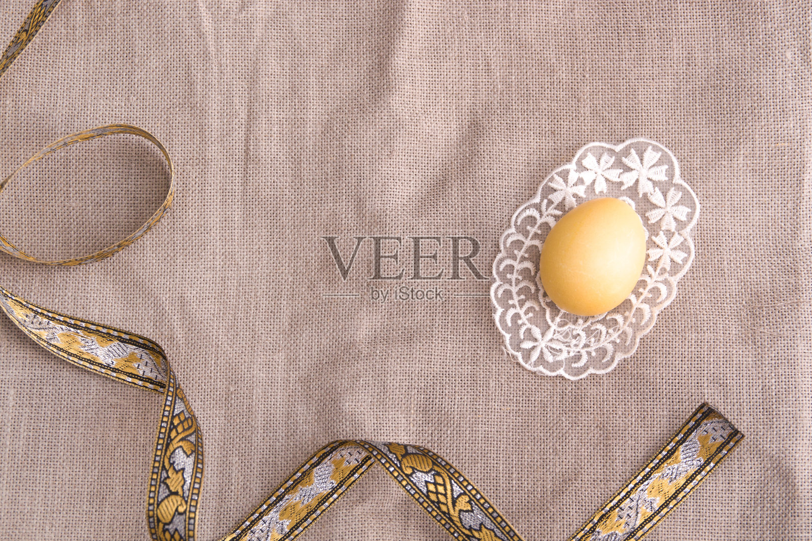 复活节黄蛋花边,黄金花边,亚麻织物背景,拷贝空间,俯视图,框架,复活节背景照片摄影图片