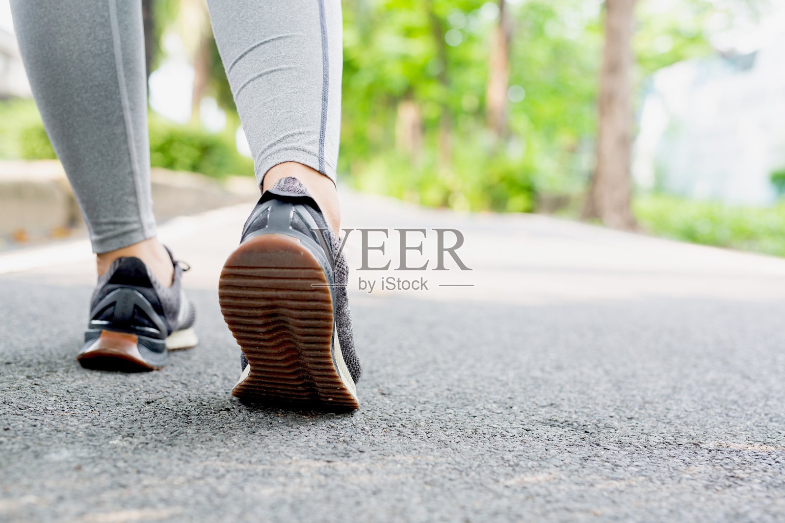 妇女们在公园里散步照片摄影图片