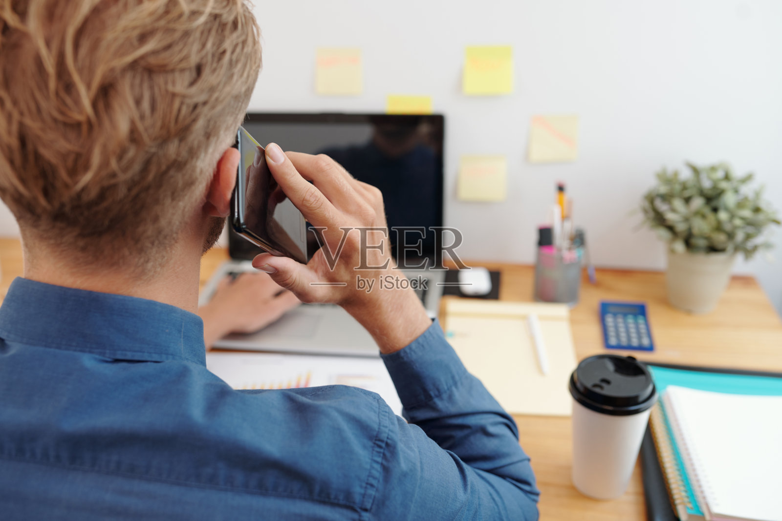 企业家接听电话照片摄影图片