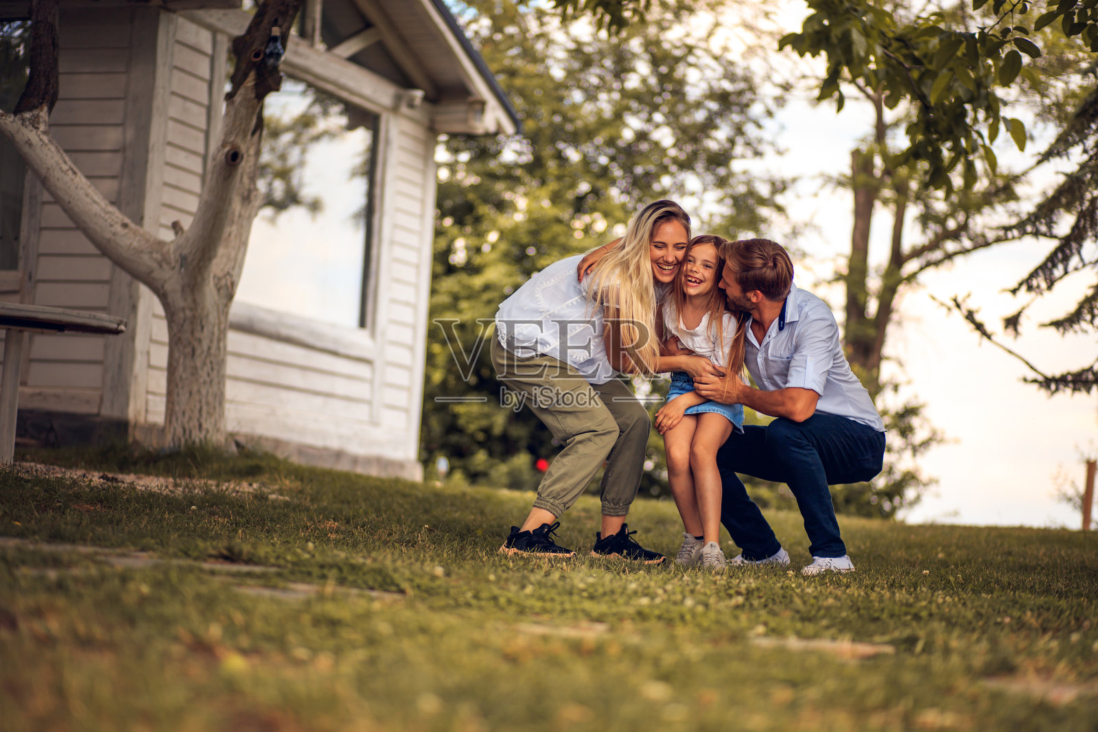 快乐的家庭在后院。照片摄影图片