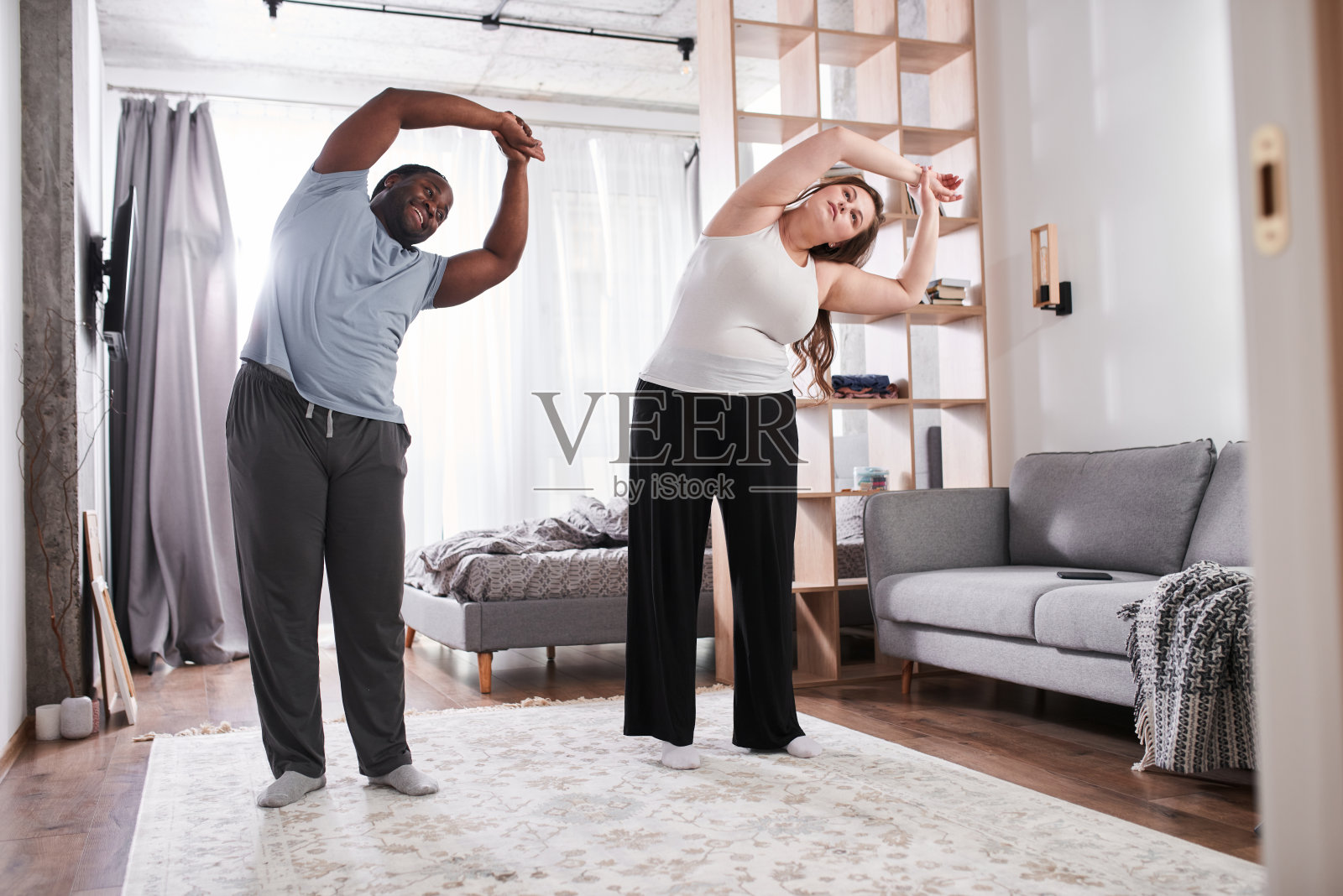 多种族男子和他的白人女友在做早操照片摄影图片