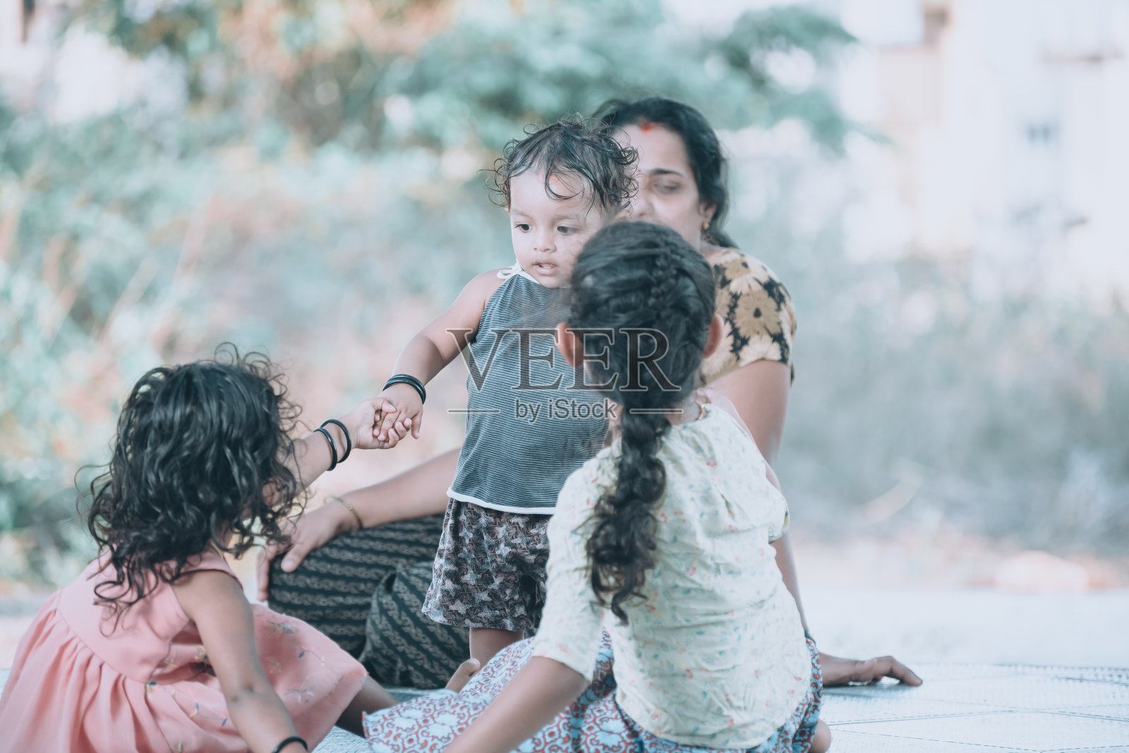 妈妈和她的孩子们在家门口玩照片摄影图片