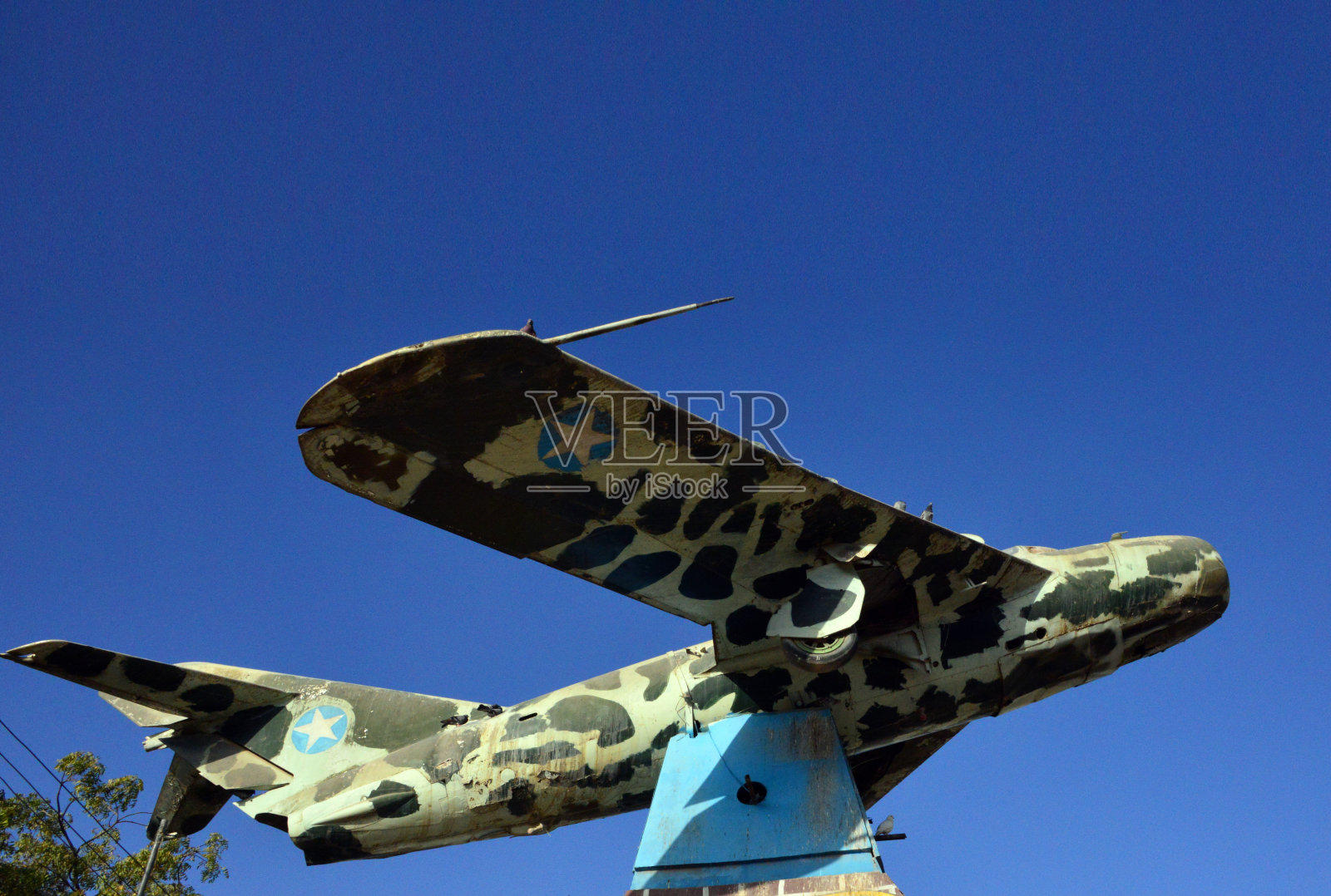 在索马里兰哈尔格萨独立大道自由广场,米格-17老式战斗机照片摄影图片