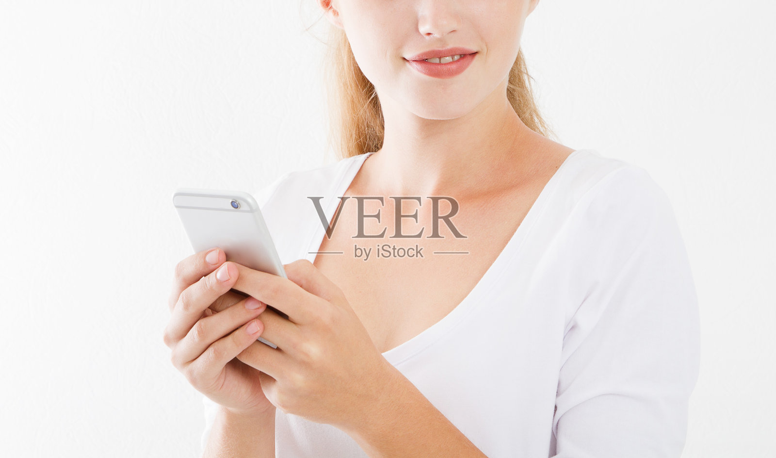 一个微笑的年轻女人的裁剪肖像手机孤立在白色的背景,聊天女孩,广告概念,拷贝空间照片摄影图片