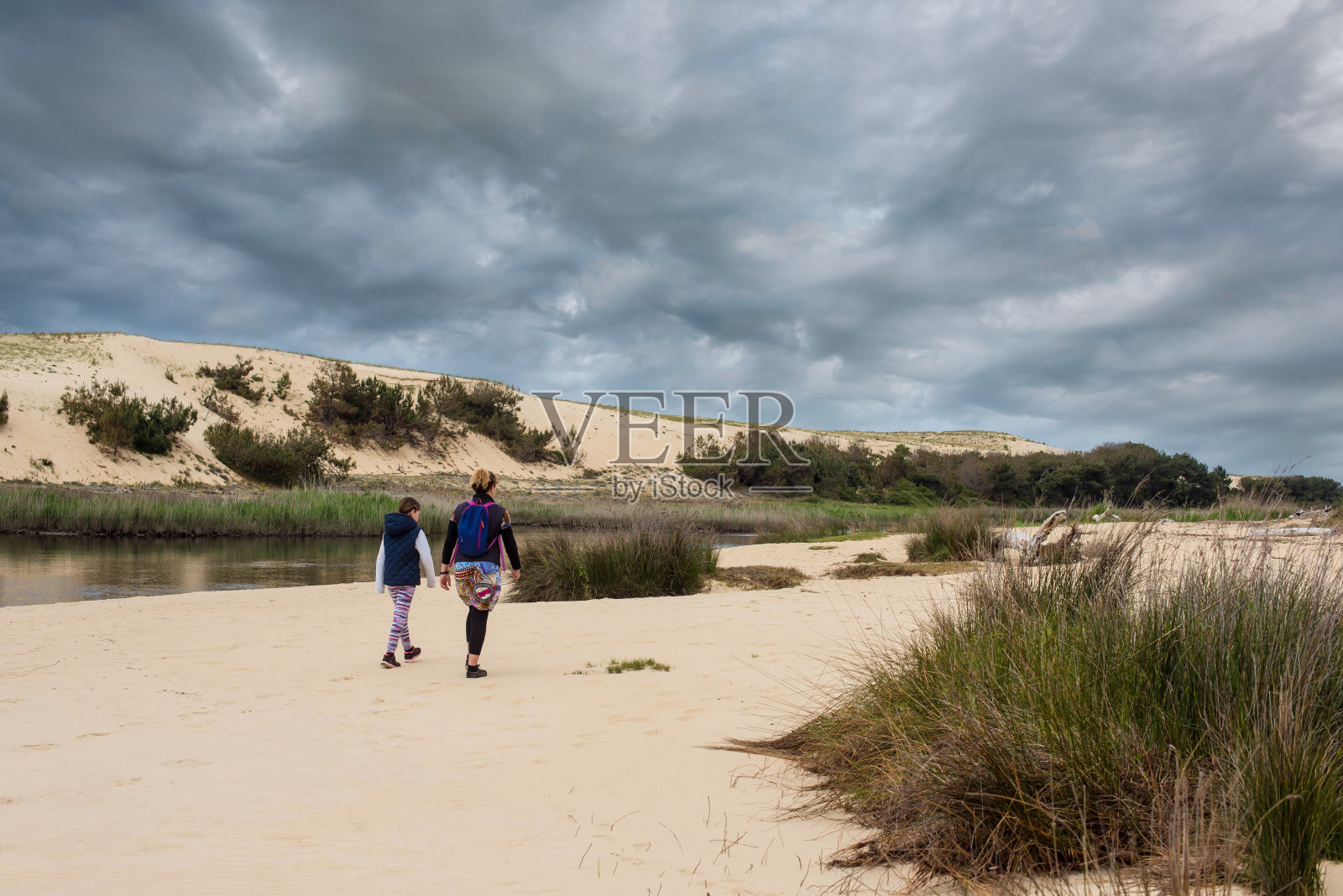 妈妈和女儿在朗德海岸散步照片摄影图片