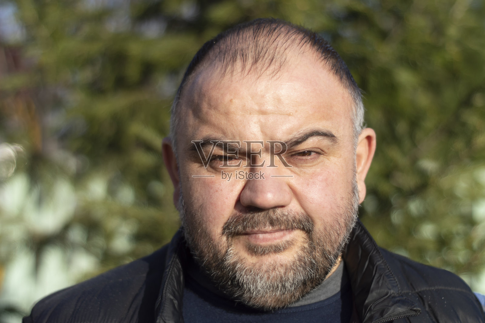 一个40岁的男人,留着蓝色的胡子。肖像。副本的空间。照片摄影图片