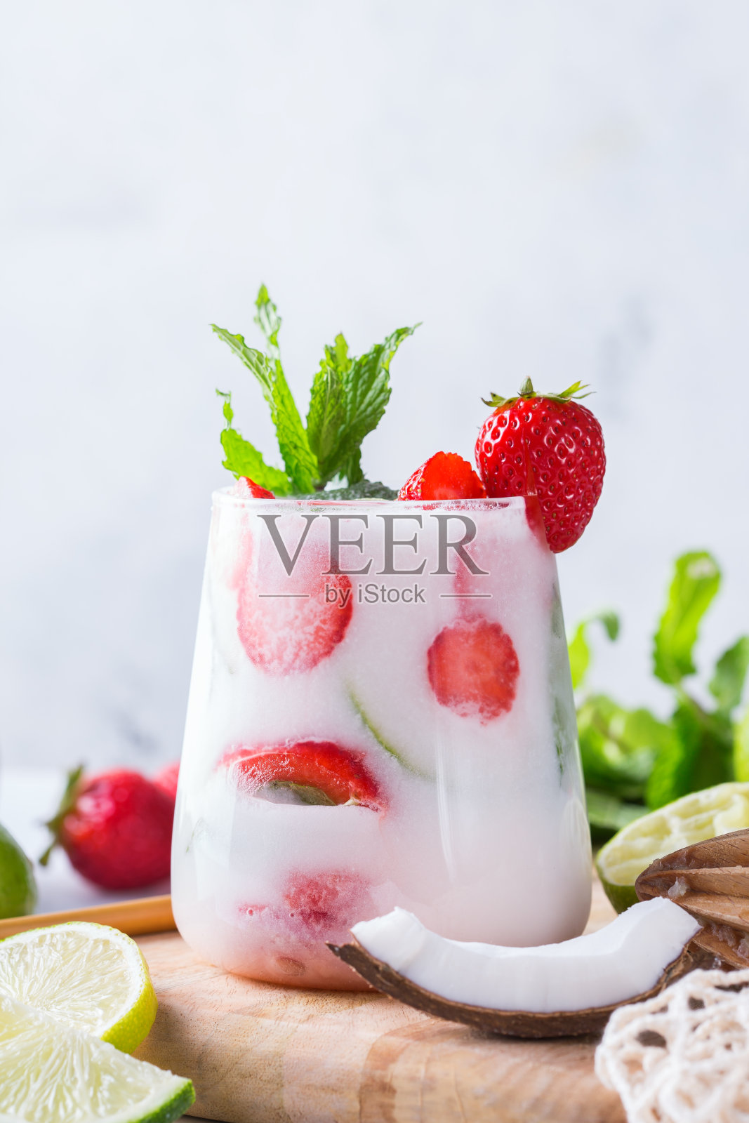 热带加勒比鸡尾酒莫吉托椰奶,草莓和苏打水照片摄影图片