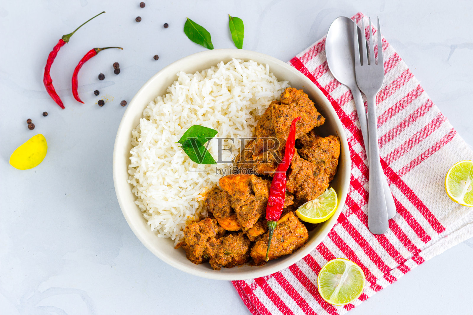 鸡肉和米饭碗,印度菜,食物照片在白色的背景照片摄影图片