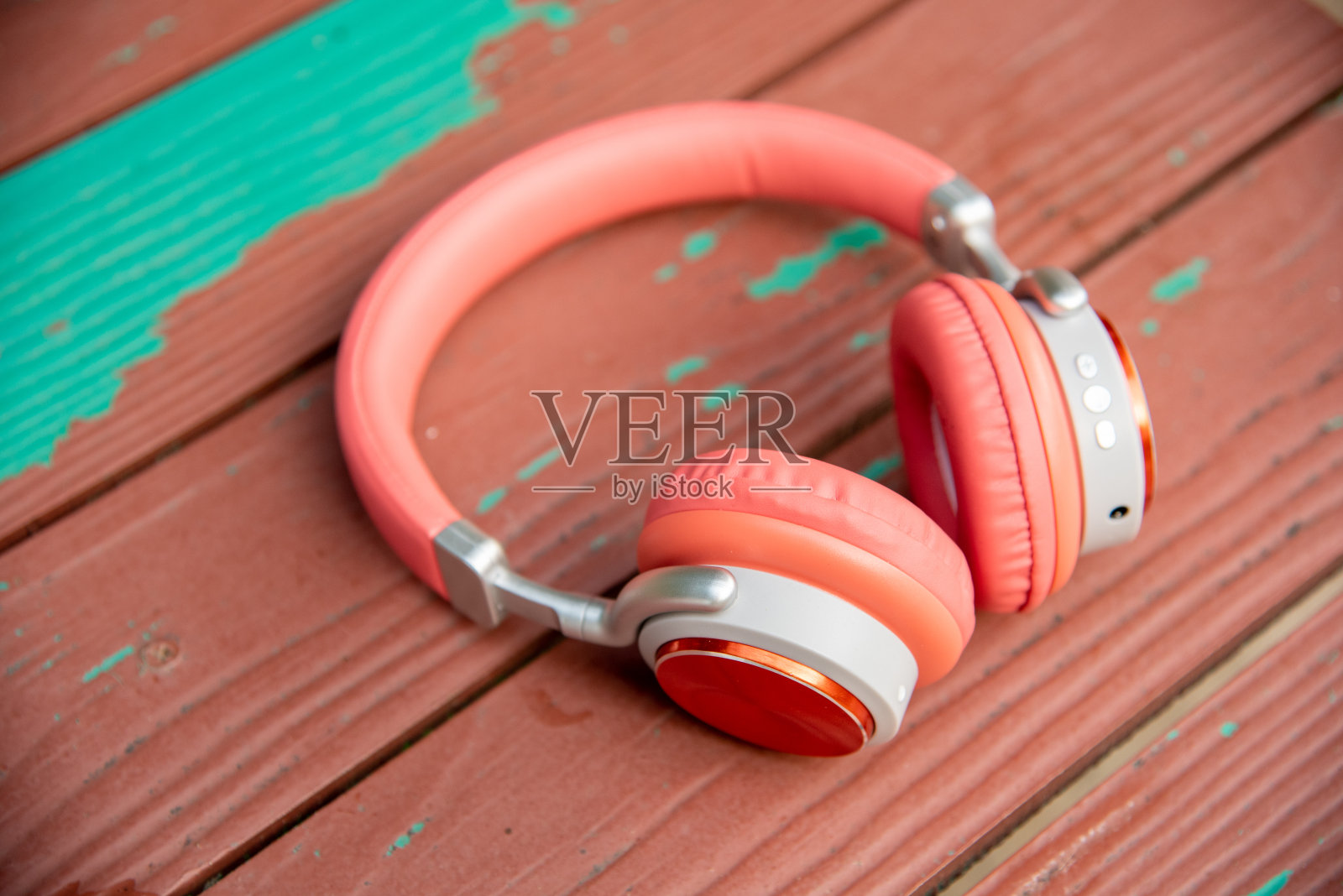 Wifi耳机技术与自然,全新系统的9 d音响技术,不同类型的耳机平铺在木地板上。照片摄影图片