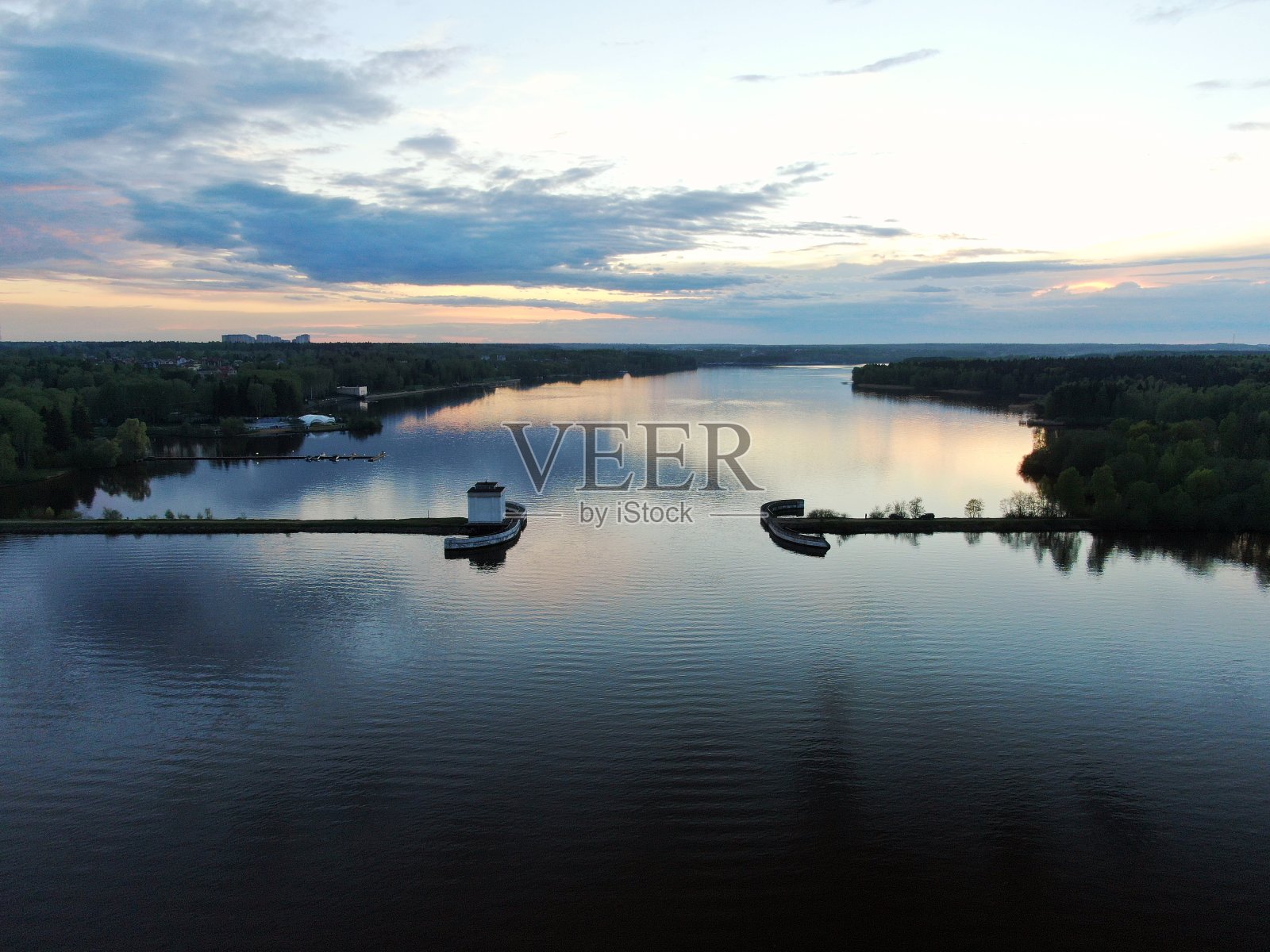 鸟瞰河上的日落。彩云倒映在水面上。美丽的自然全景日落。照片摄影图片