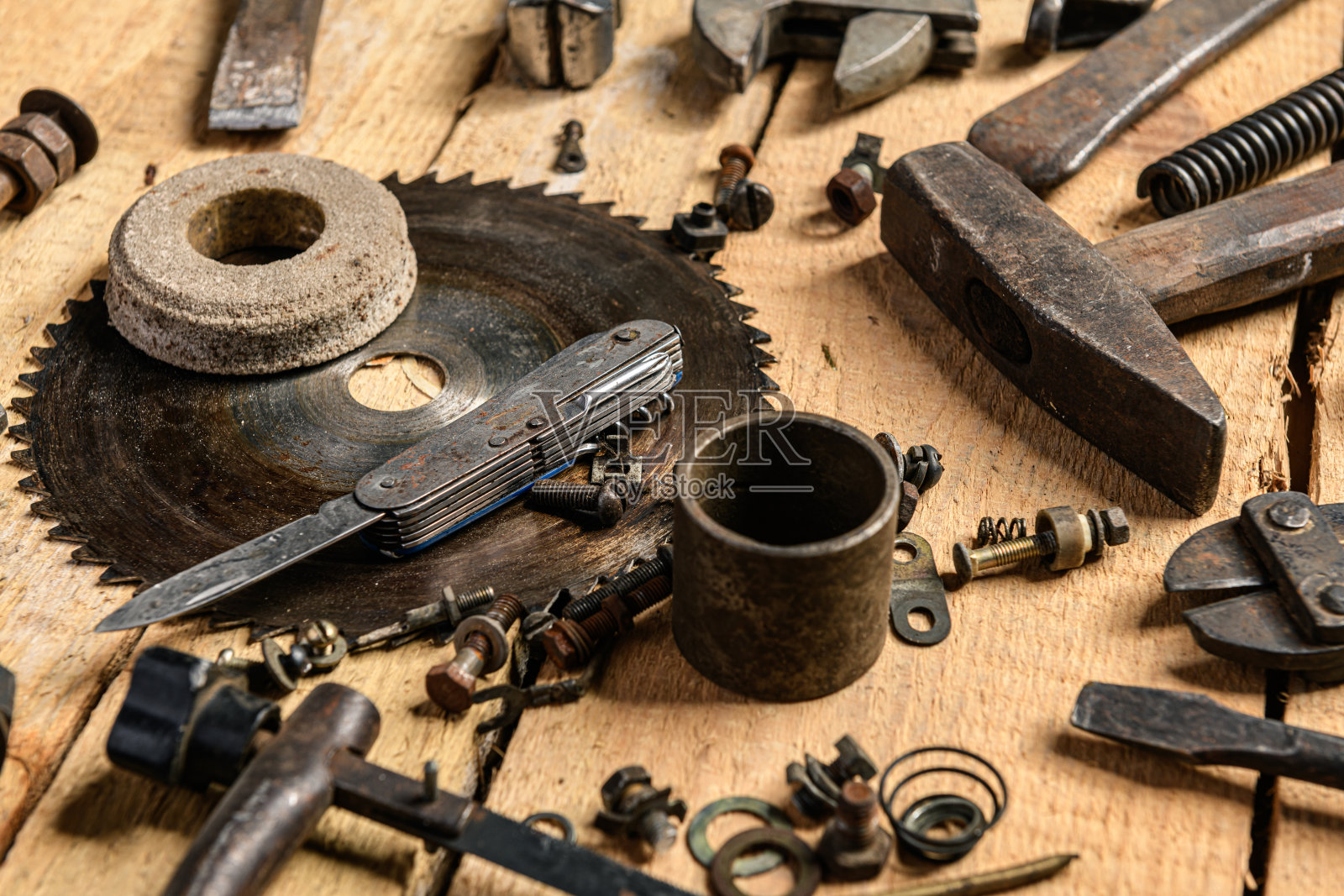各种古老的家用手工具,在一个DIY和修复的概念上的木质背景上的静物生活照片摄影图片