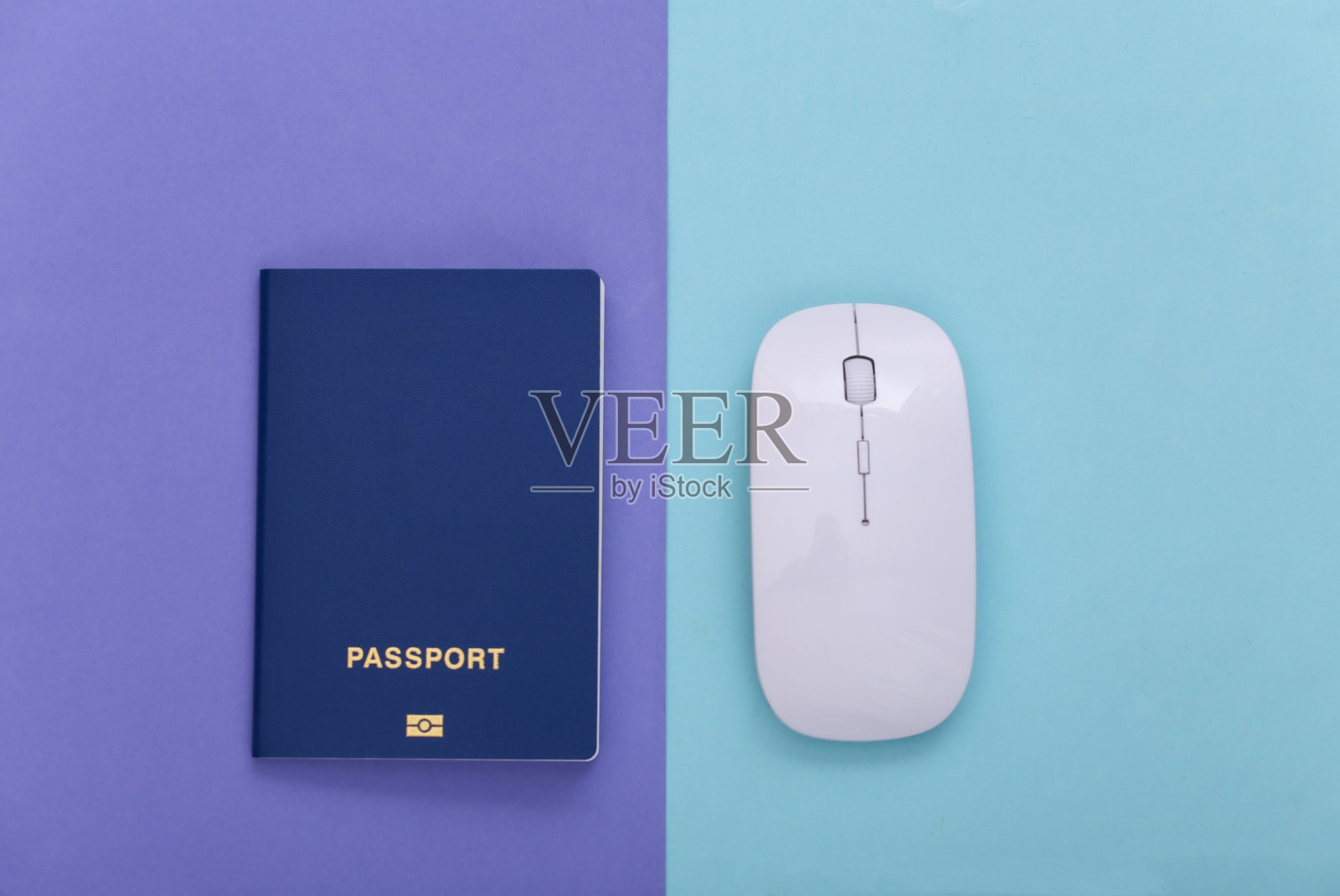 电脑鼠标与护照在蓝紫色的粉彩背景。旅行的概念。俯视图照片摄影图片