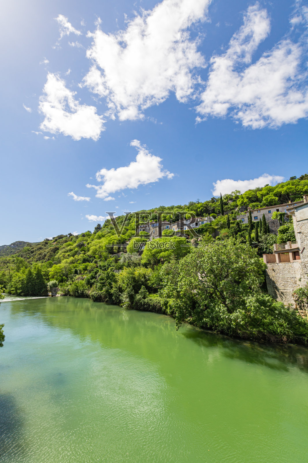 古老的房屋和中世纪村庄Sauve (Occitanie,法国)的森林照片摄影图片