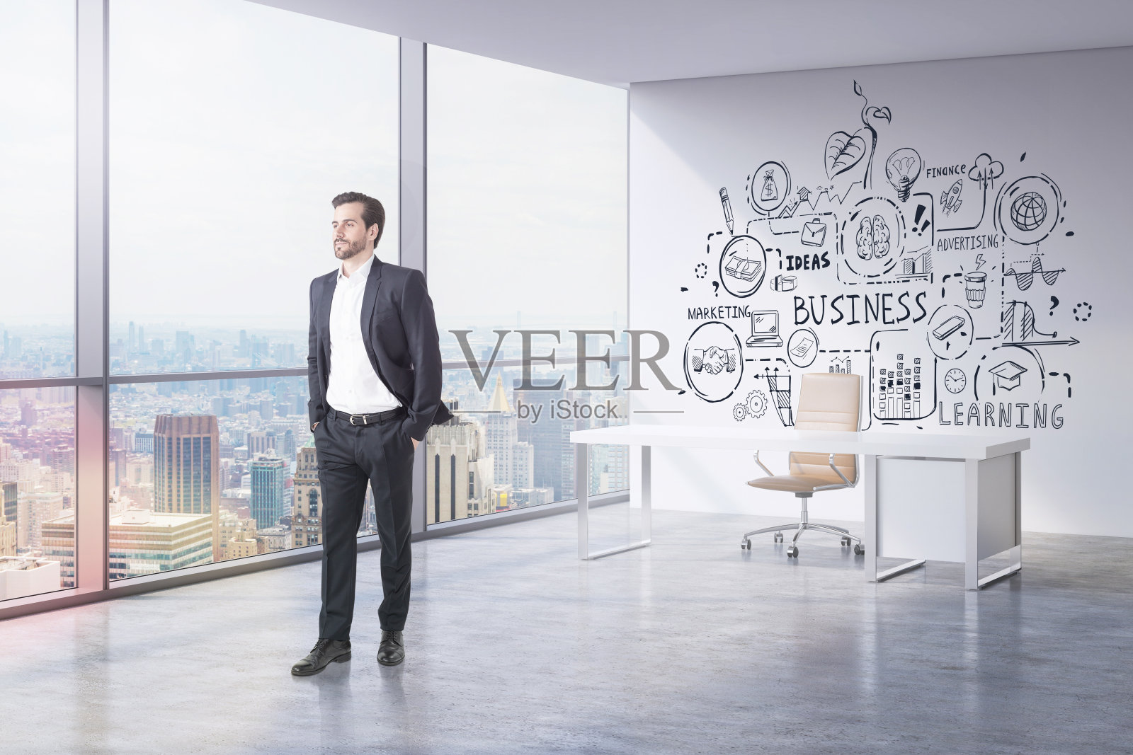 办公室里的人,还有他的商业计划照片摄影图片