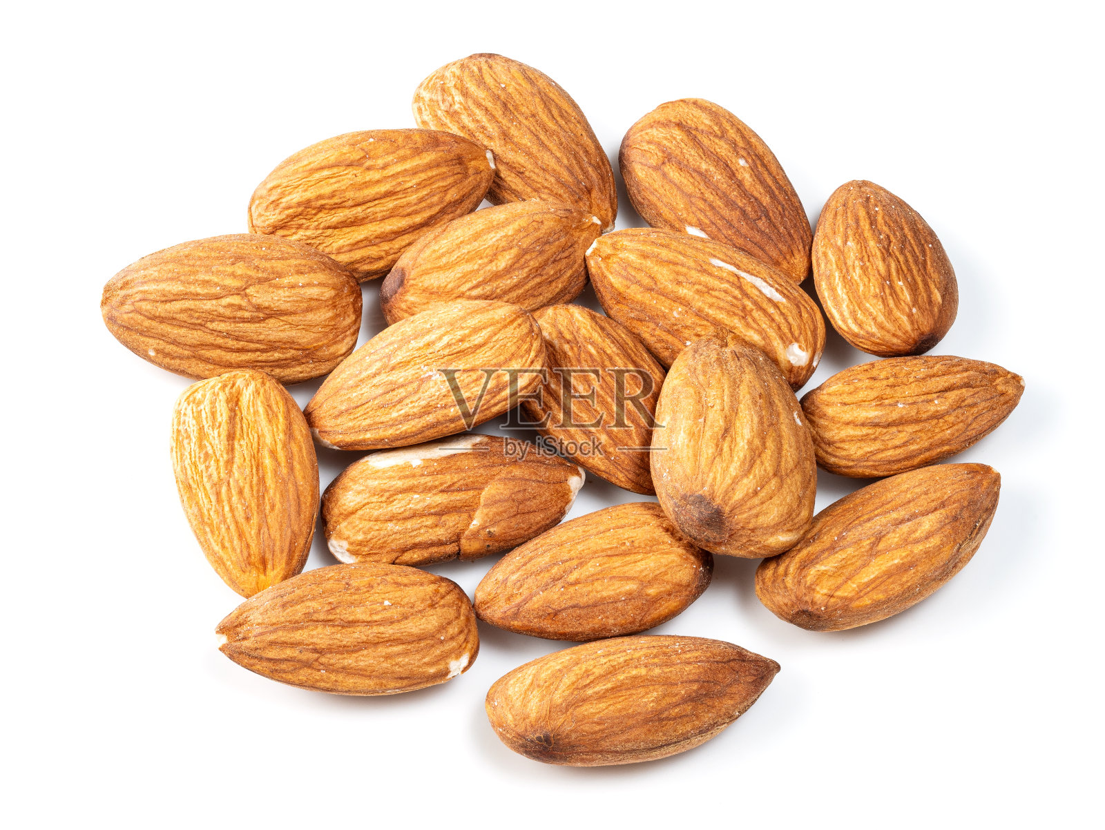 杏仁籽堆在白色的上面照片摄影图片