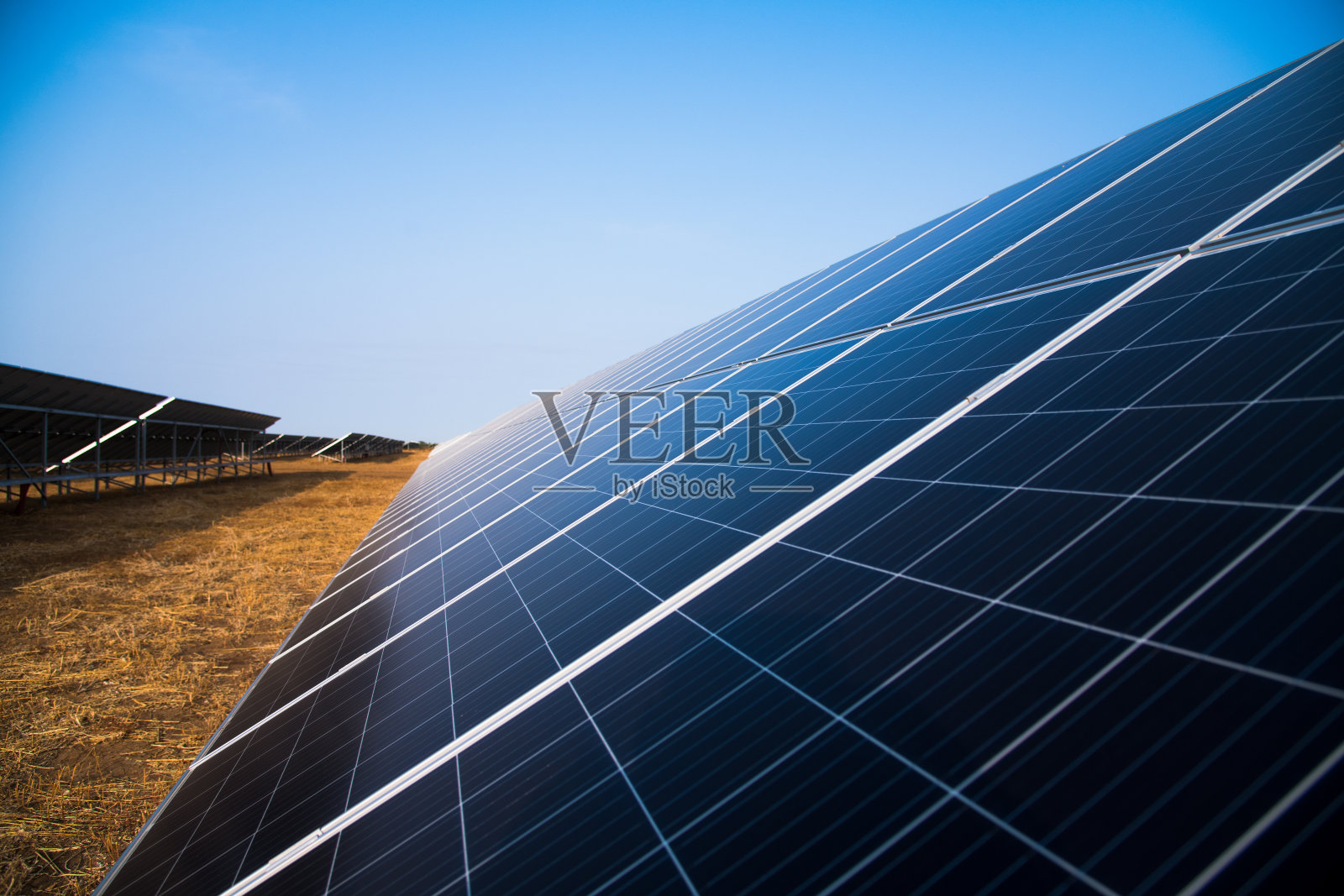 蓝天下的蓝色太阳能电池板照片摄影图片