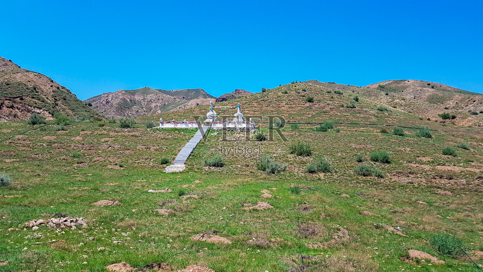 呼和浩特——白色的大石堆(敖包),内蒙古大庆市山的全景。无尽的山脉照片摄影图片
