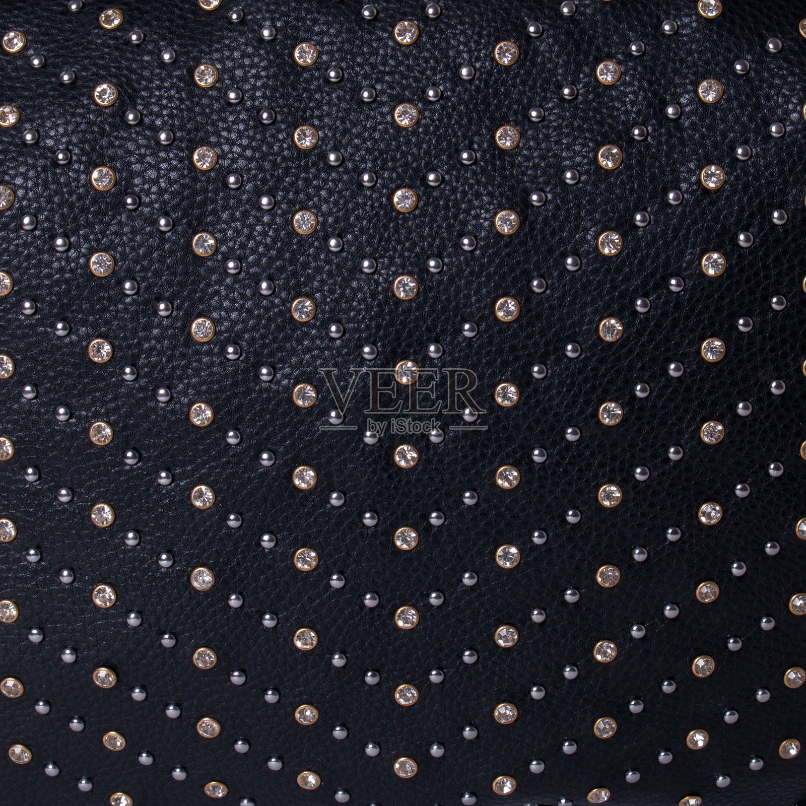 黑色纹理皮革与金属铆钉和晶体照片摄影图片