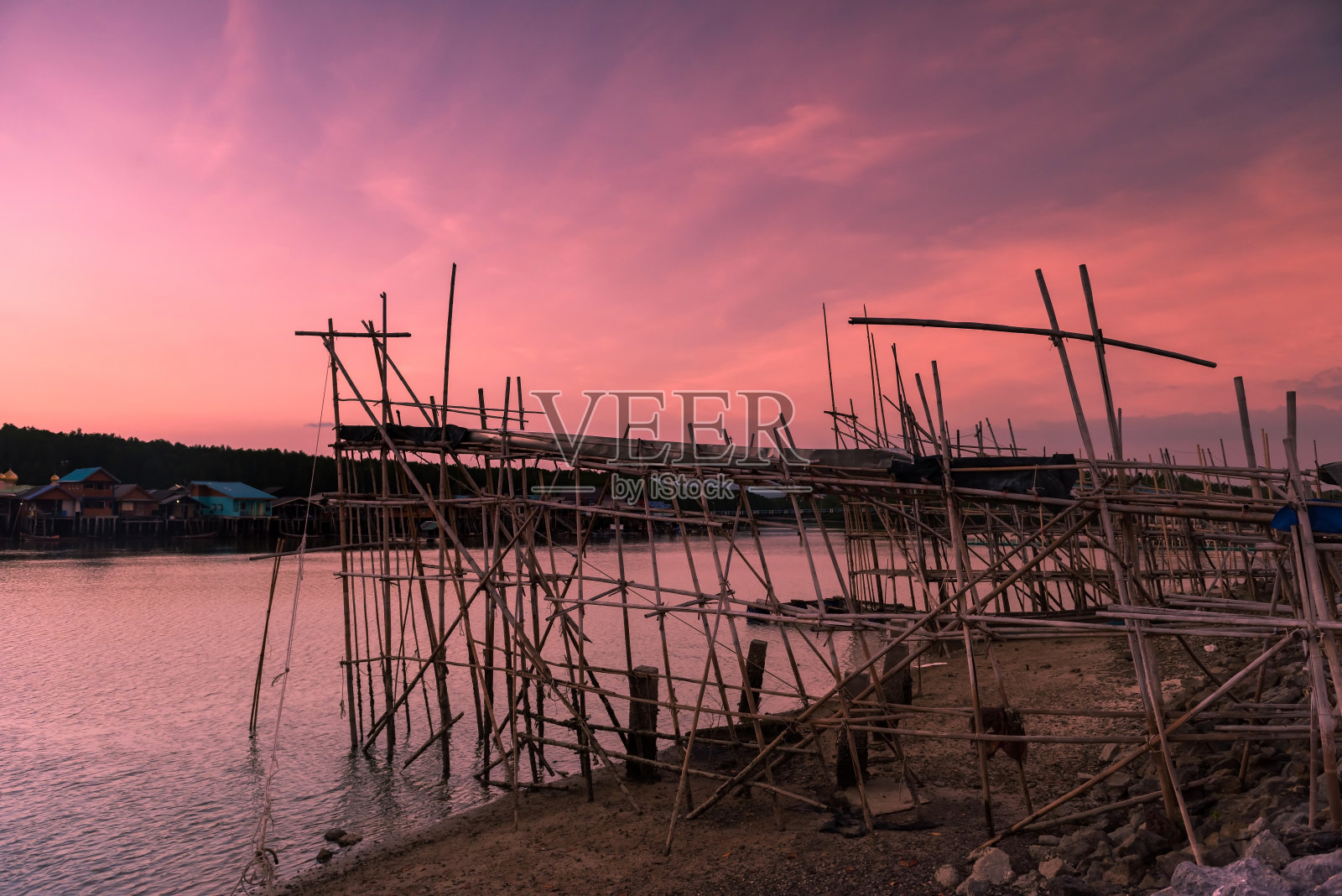 攀雅渔村的渔具照片摄影图片