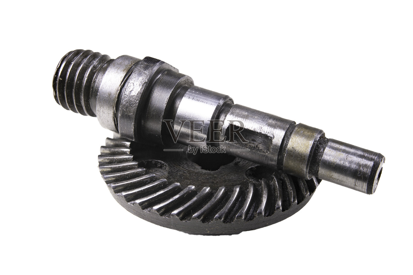 滚珠轴承和金属轴。生产机器的备件。孤立的背景。照片摄影图片