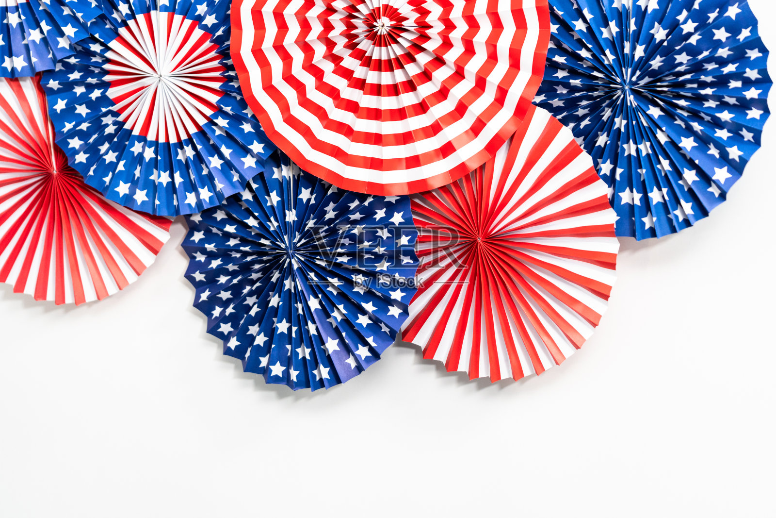 红色,白色和蓝色的纸扇庆祝7月4日。照片摄影图片