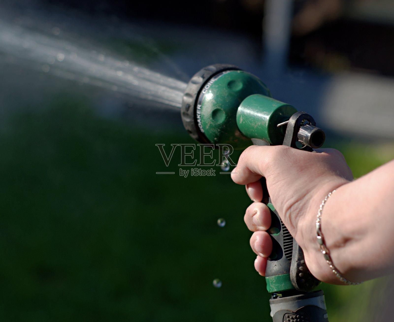 给绿色草坪浇水照片摄影图片