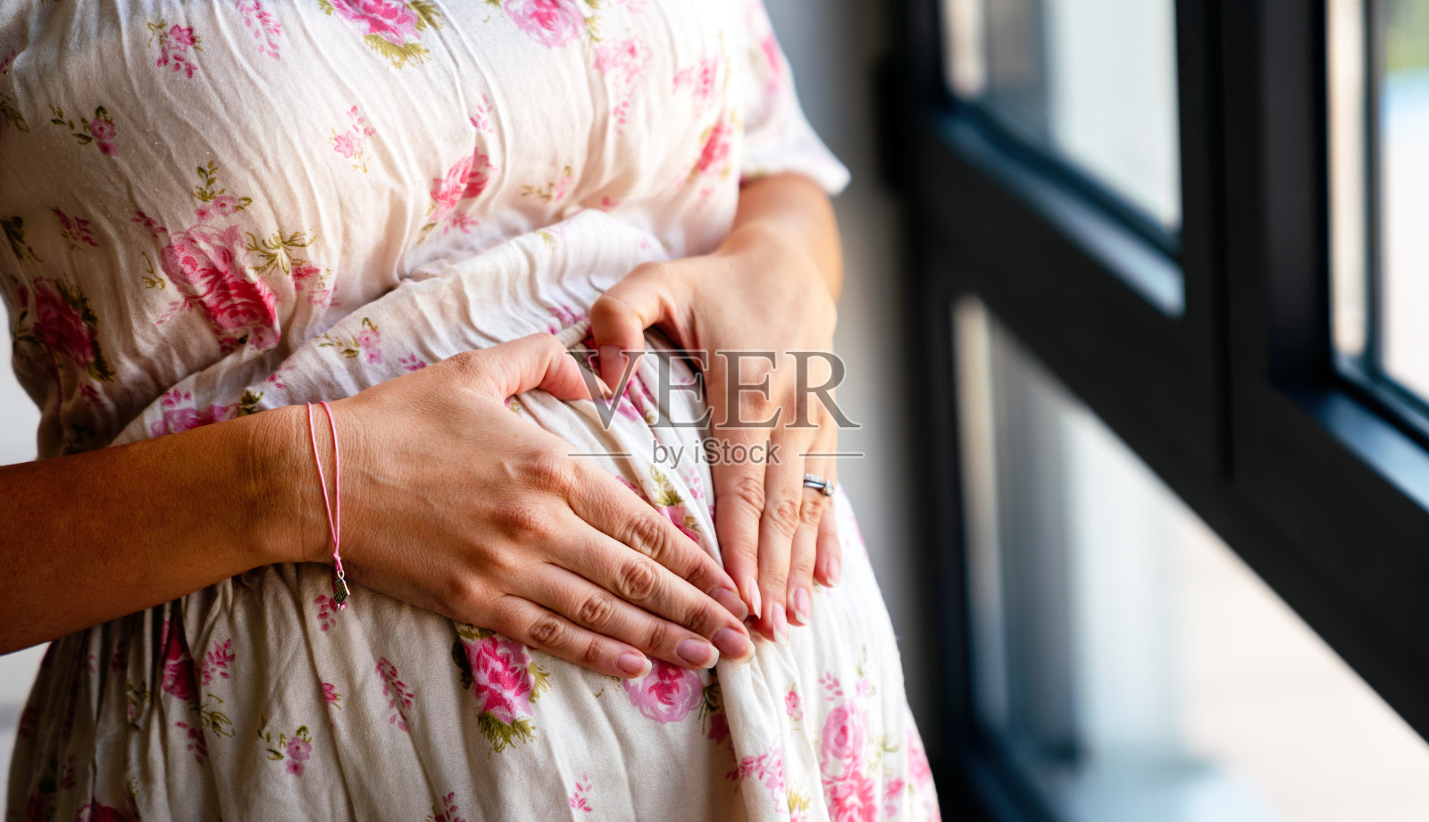 快乐孕妇大肚子在家放松。照片摄影图片