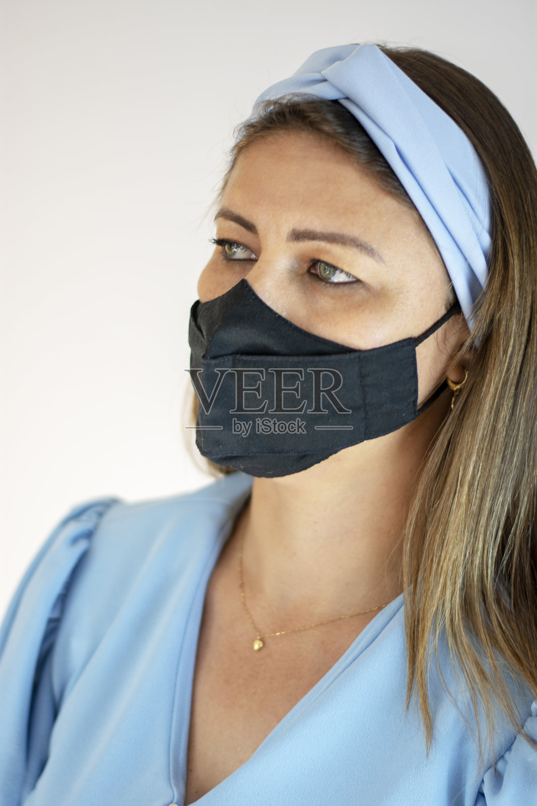 医护人员佩戴防护口罩照片摄影图片