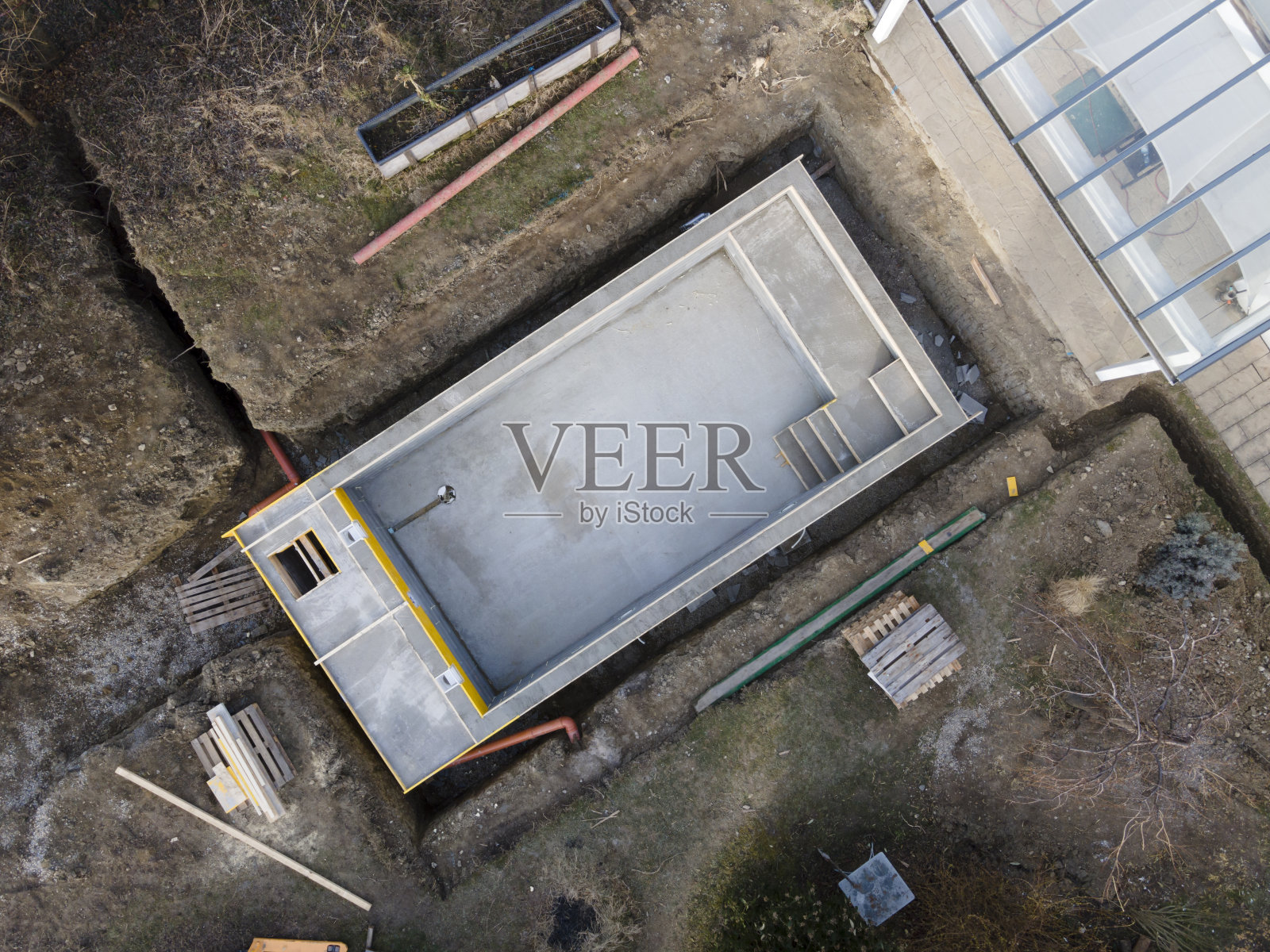 花园里游泳池建筑工地的无人机照片照片摄影图片