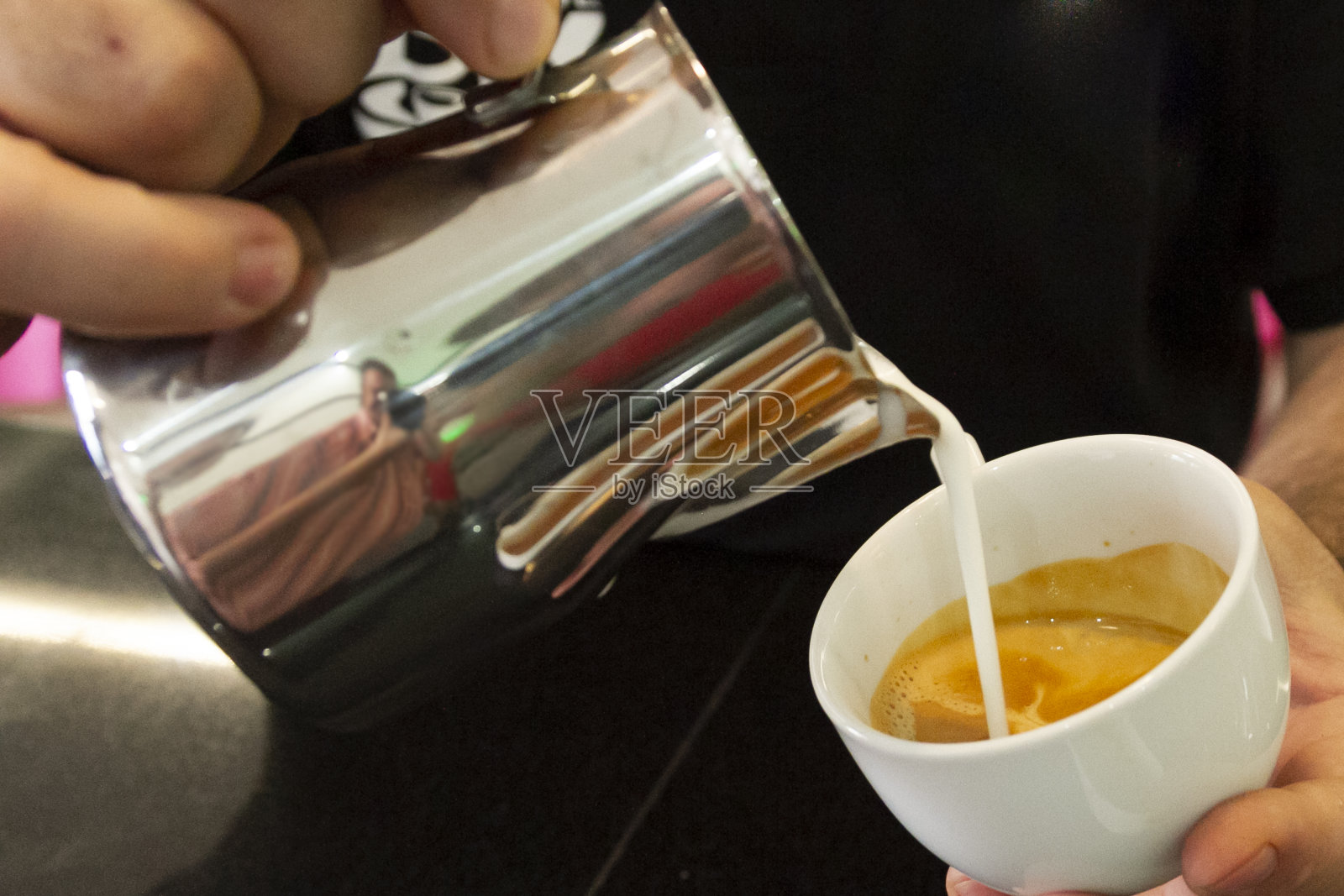 咖啡师的手在咖啡杯上画画照片摄影图片