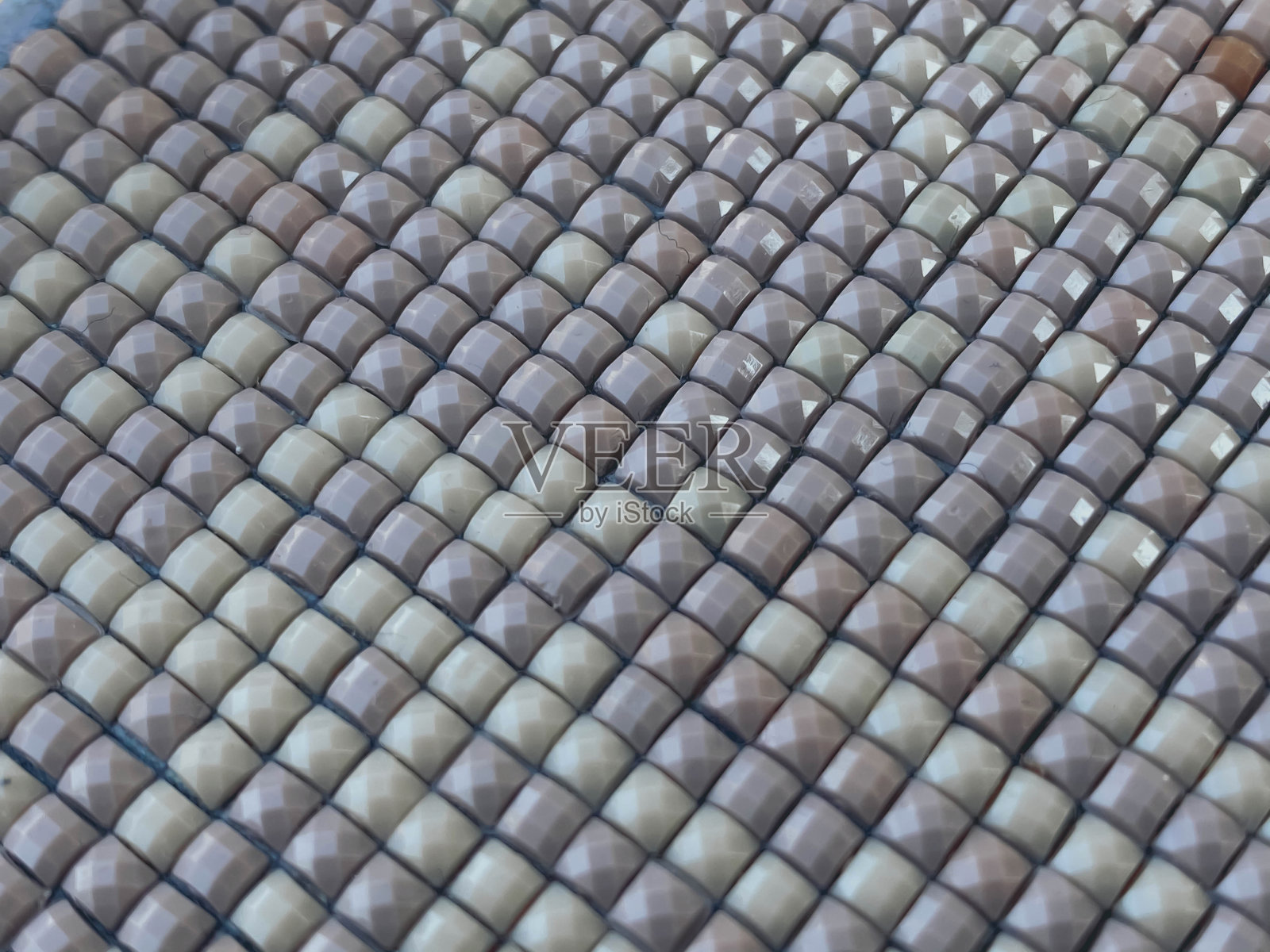 特写,五颜六色的方形菱形刺绣鲜艳夺目。业余爱好和娱乐。照片摄影图片