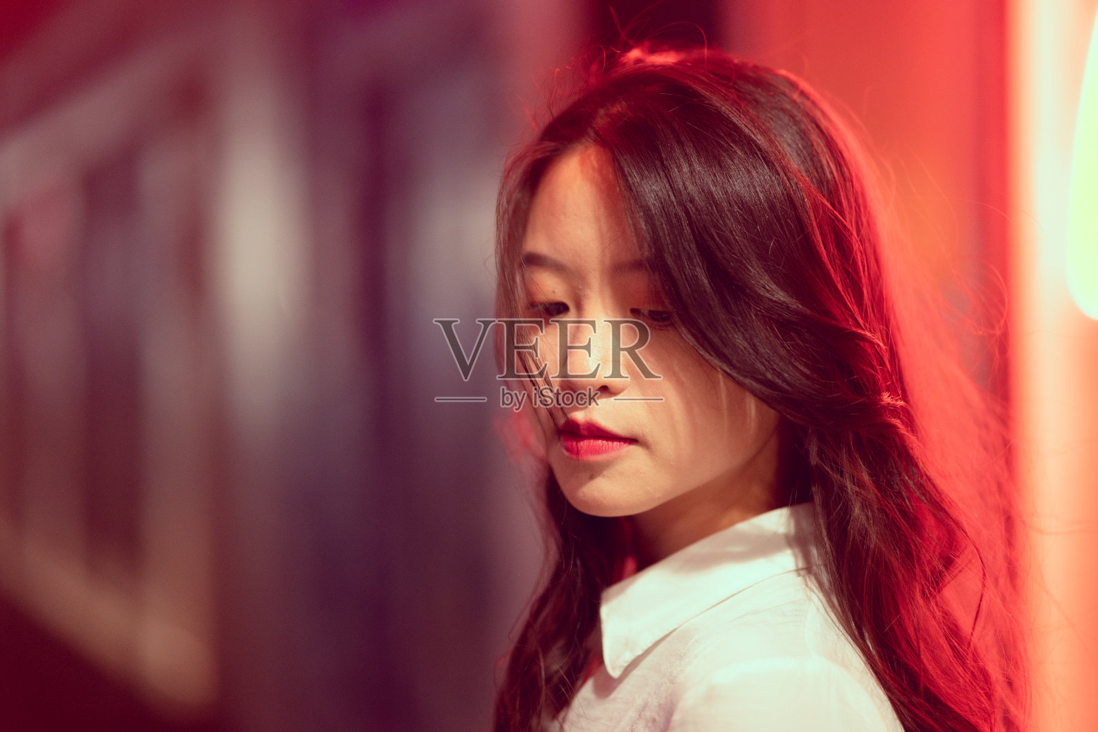 近照现代女性。照片摄影图片