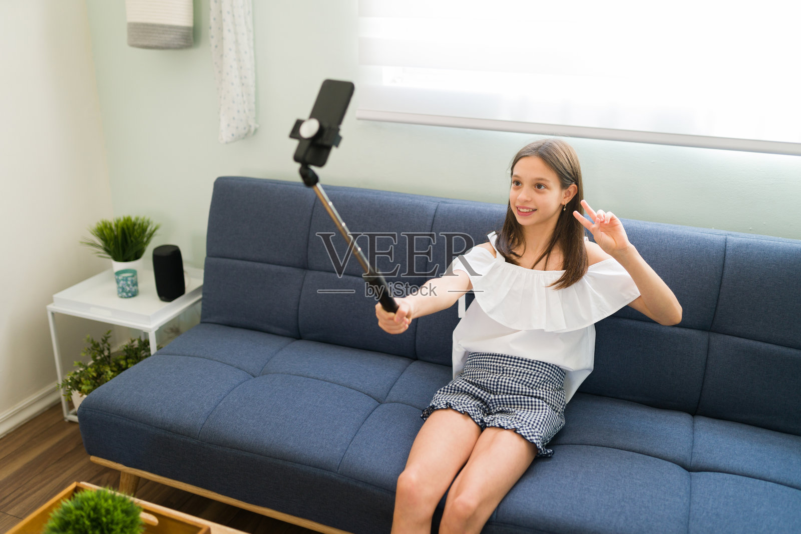 美女在社交媒体上发了张照片照片摄影图片