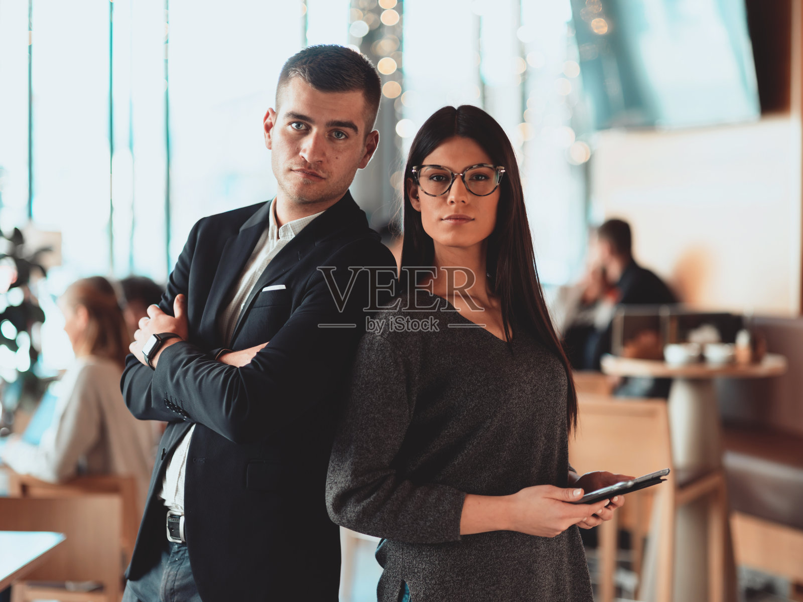 一群以女性领袖为前景的商界人士。照片摄影图片