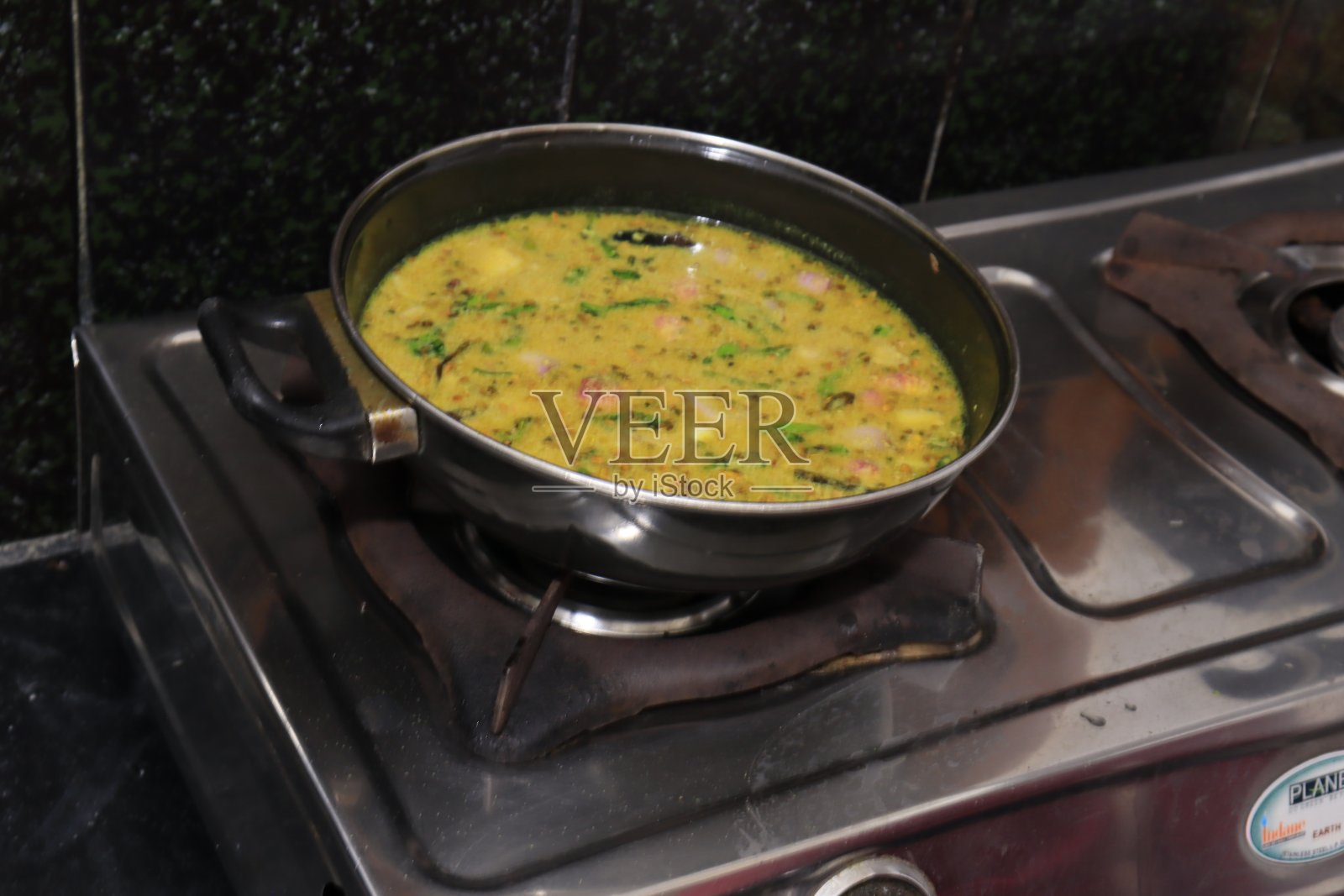 新鲜的绿色芒果Rasam孤立在白色的背景照片摄影图片