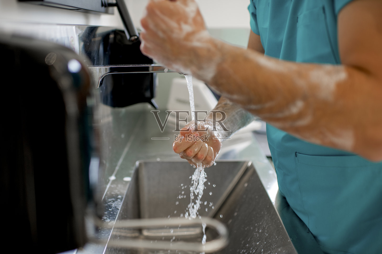医生洗手照片摄影图片